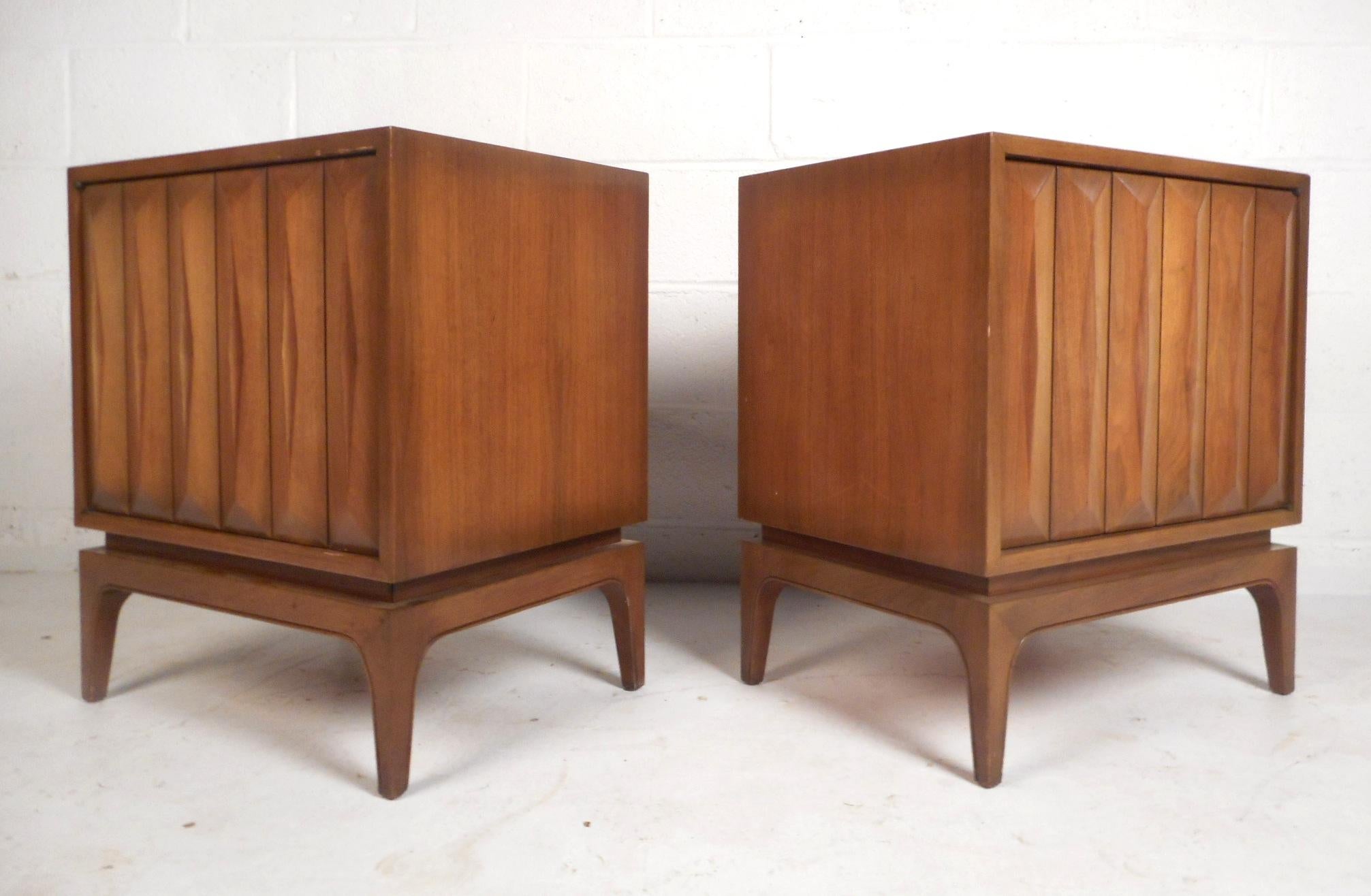 Mid-Century Modern Pair of Midcentury Walnut Nightstands