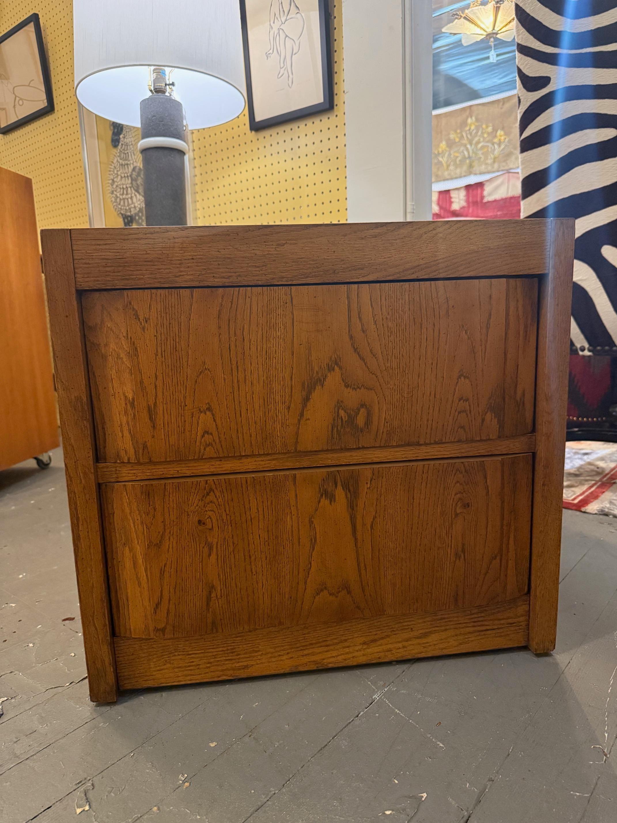 Mid-Century Modern Pair of Midcentury Walnut Nightstands, from Huxley collection by Thomasville For Sale