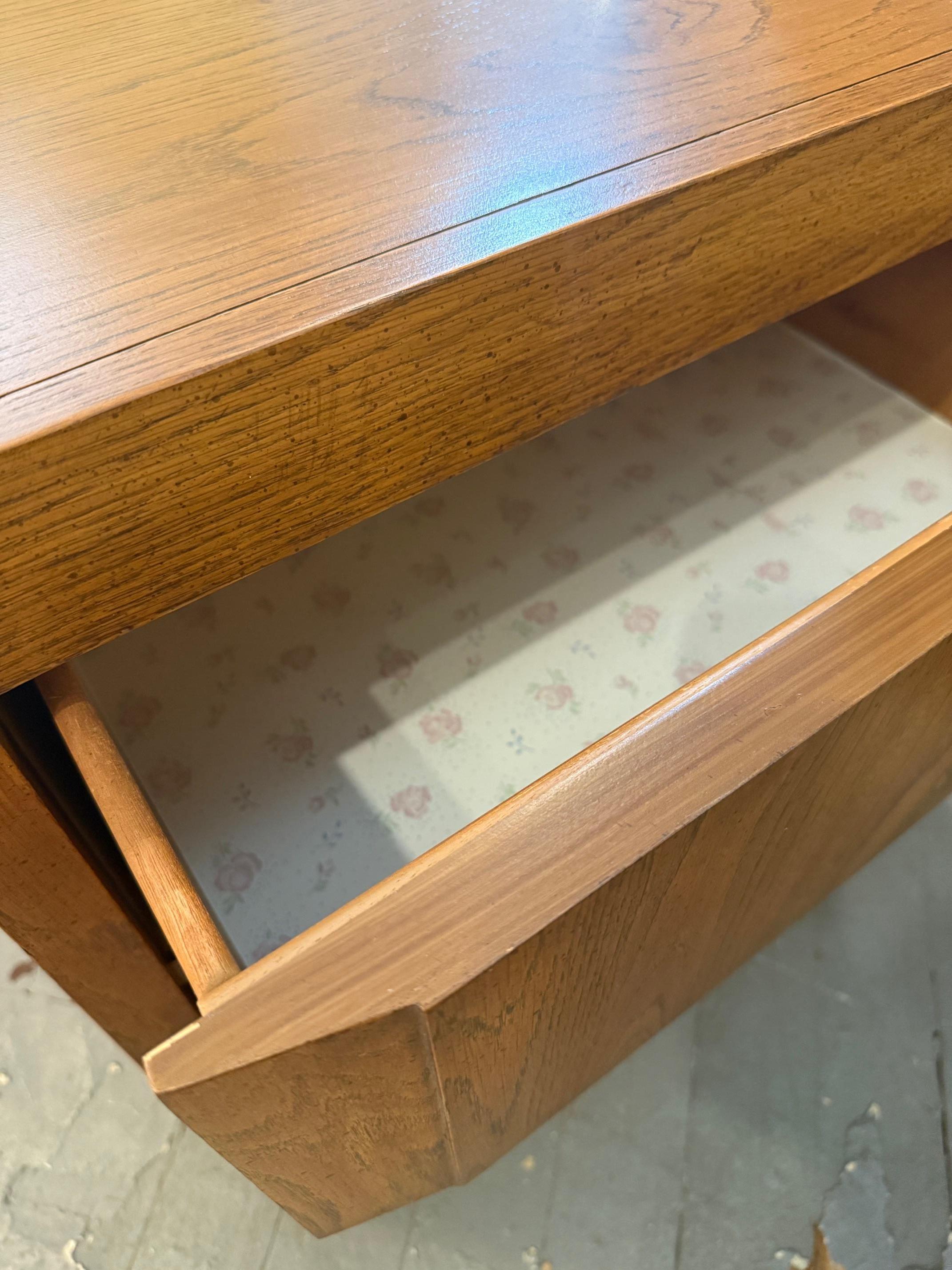 American Pair of Midcentury Walnut Nightstands, from Huxley collection by Thomasville For Sale