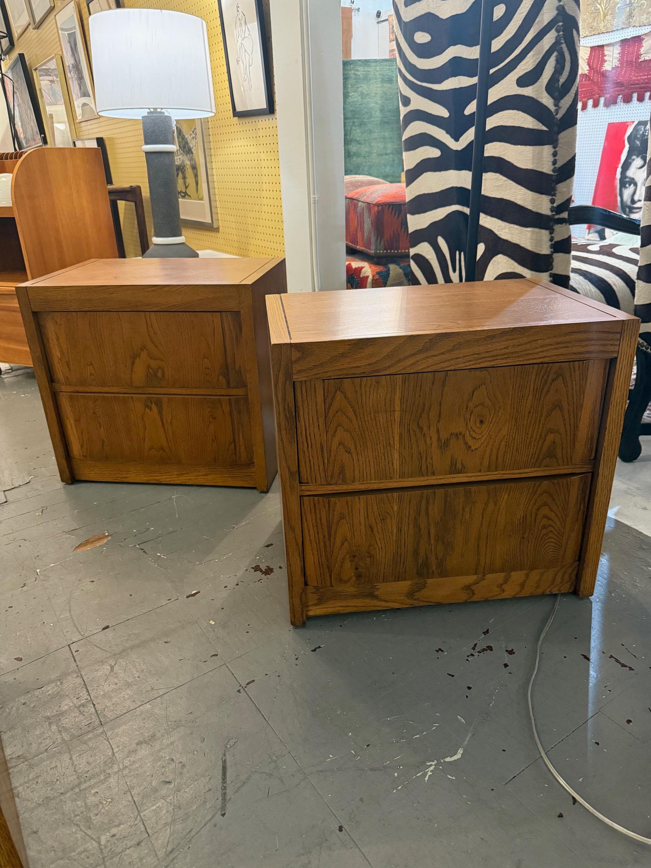 Pair of Midcentury Walnut Nightstands, from Huxley collection by Thomasville In Good Condition For Sale In Pasadena, CA
