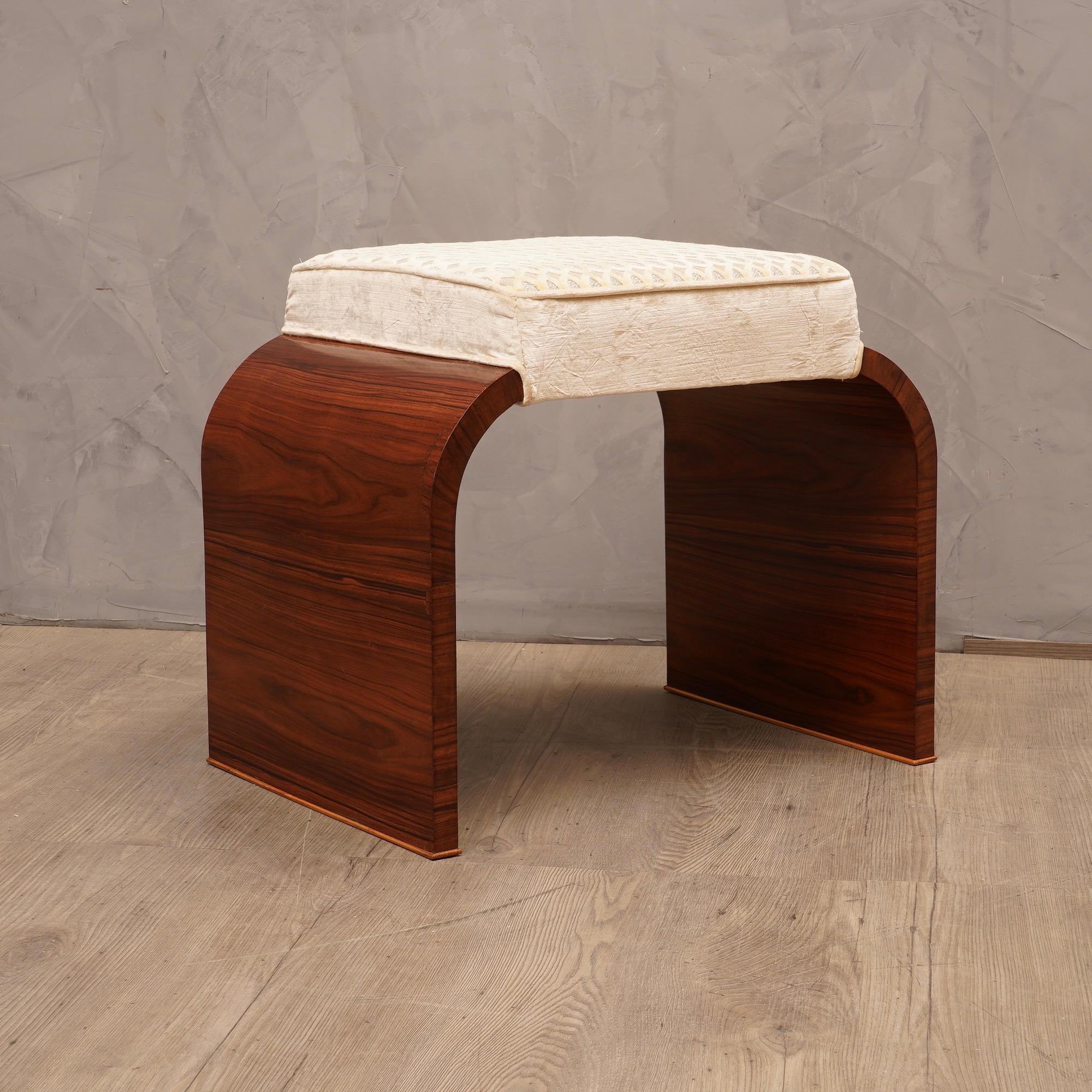 Adorable pair of benches with very elegant shape embellished with a beautiful white velvet.

The structure of the two benches is in polished walnut wood with shellac, very beautiful its design. Above the structure rests a square cushion with an