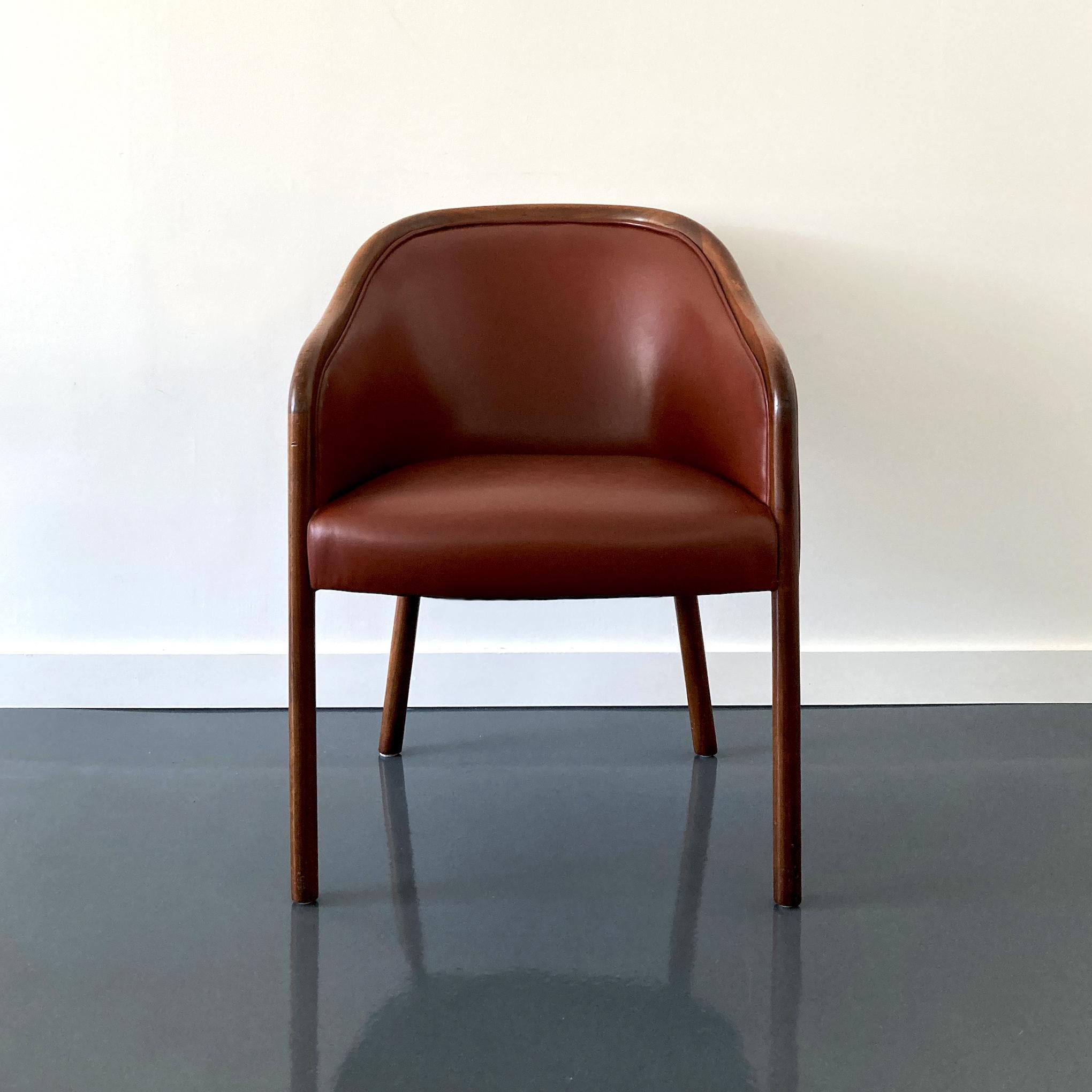 Mid-Century Modern Paire de chaises en frêne et cuir bourgogne Ward Bennett Brickel Associates, années 1960 