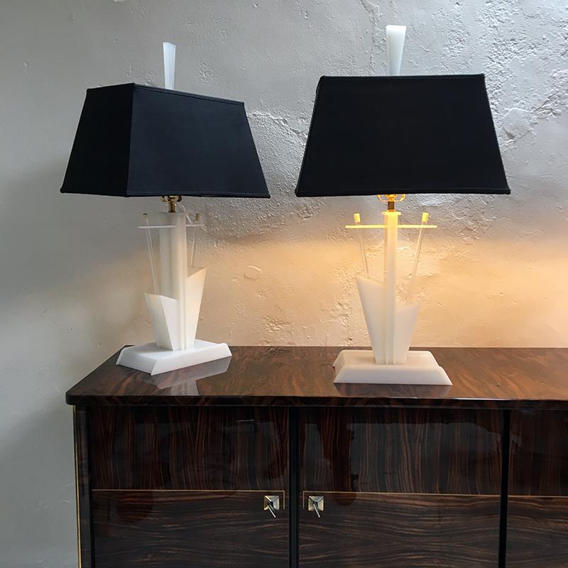 Spectacular pair of large 1950s midcentury lamps in the American Modernist style by Moss Lighting Co, San Francisco. White and clear acrylic / Lucite with brass electrical fittings, with handmade silk shades in black and gold with top diffuser,