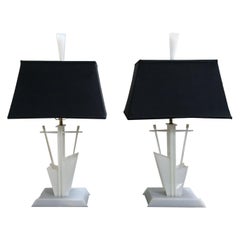 Paire de lampes modernistes américaines en lucite blanche des années 1950 Moss Lighting Co