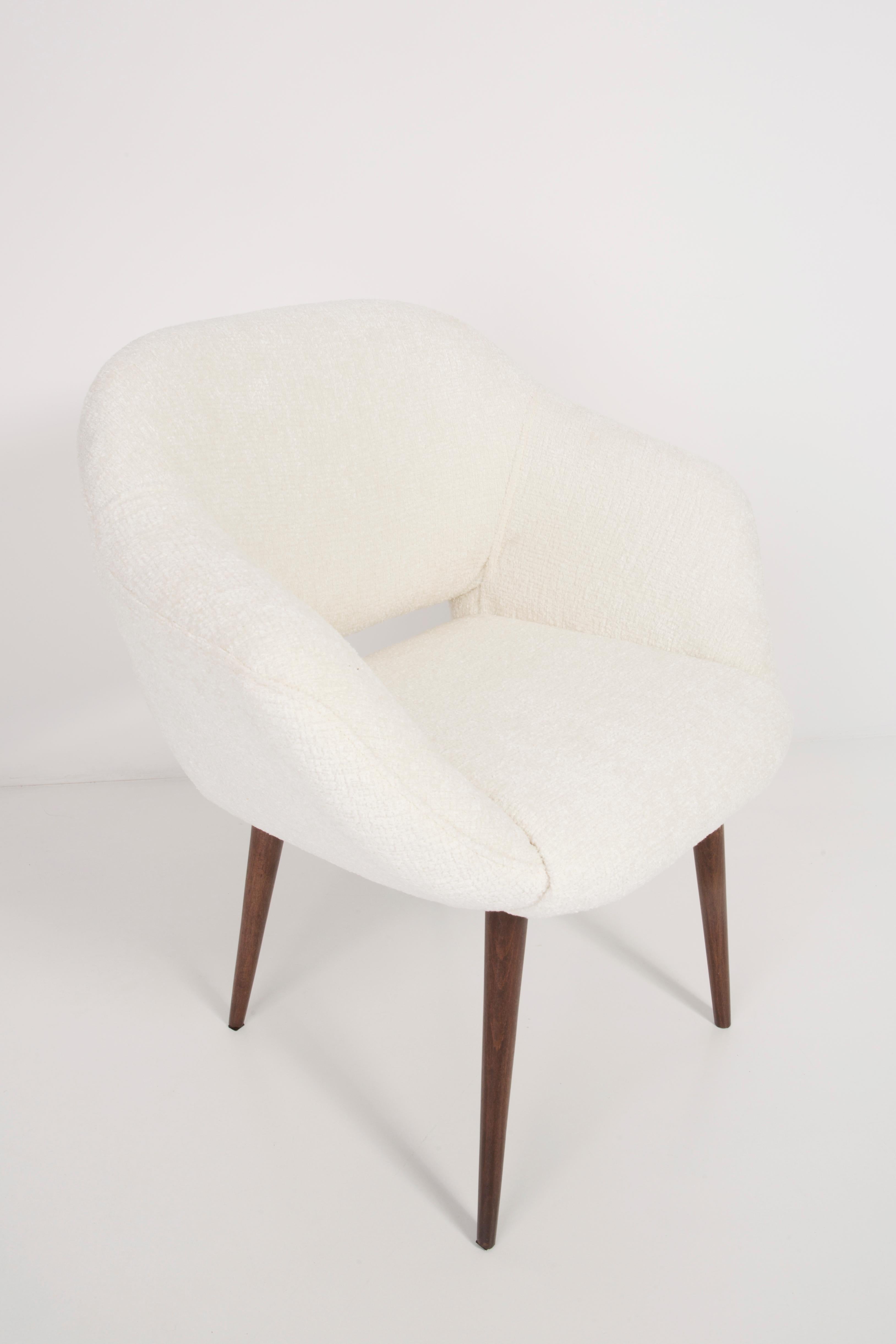 Pair of Midcentury White Boucle Club Armchairs, 1960s For Sale 3