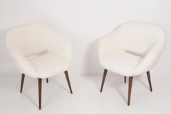 Coppia di poltrone club in bouclé bianco del Medioevo, anni '60