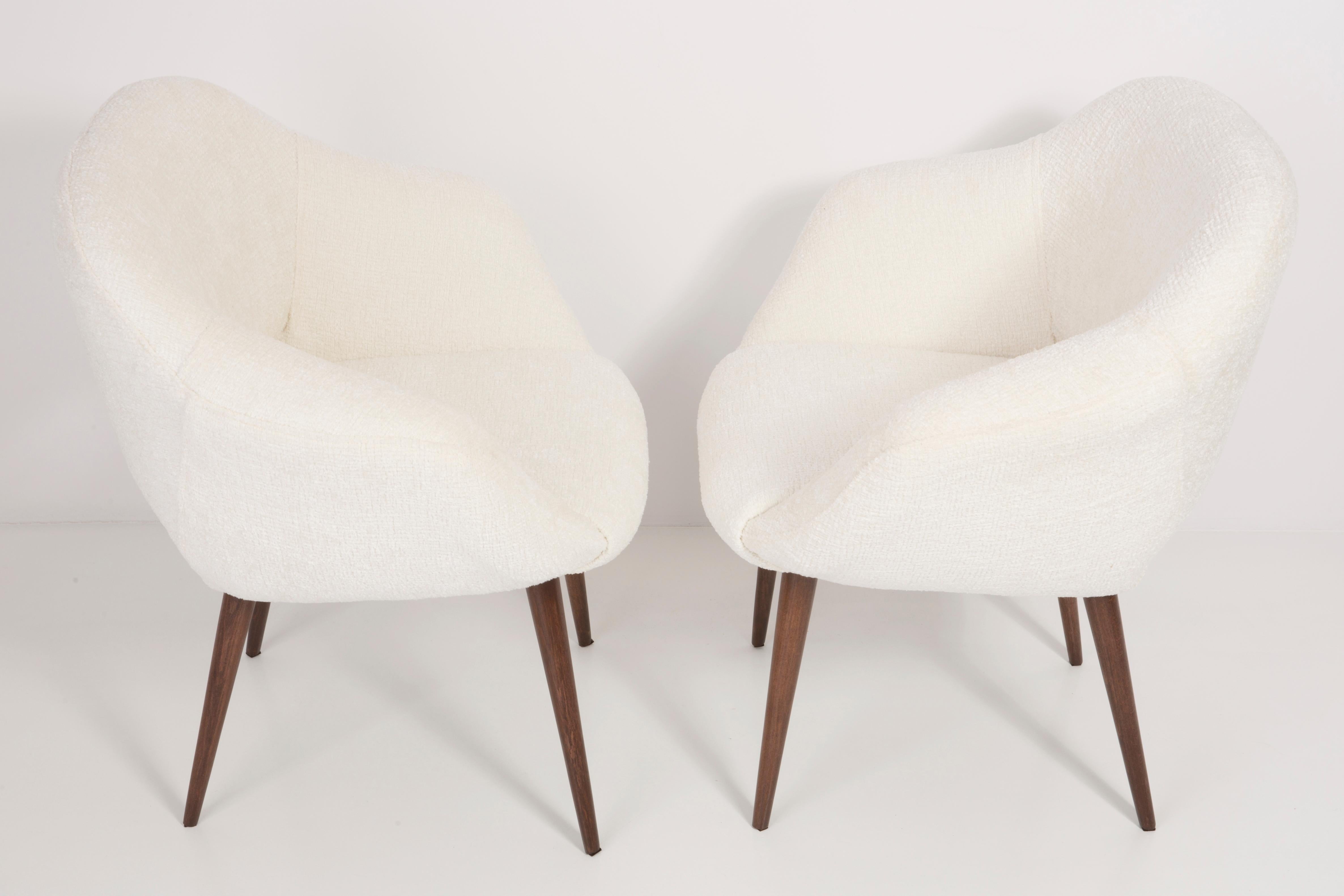 Pair of Midcentury White Boucle Club Armchairs, 1960s In Excellent Condition For Sale In 05-080 Hornowek, PL