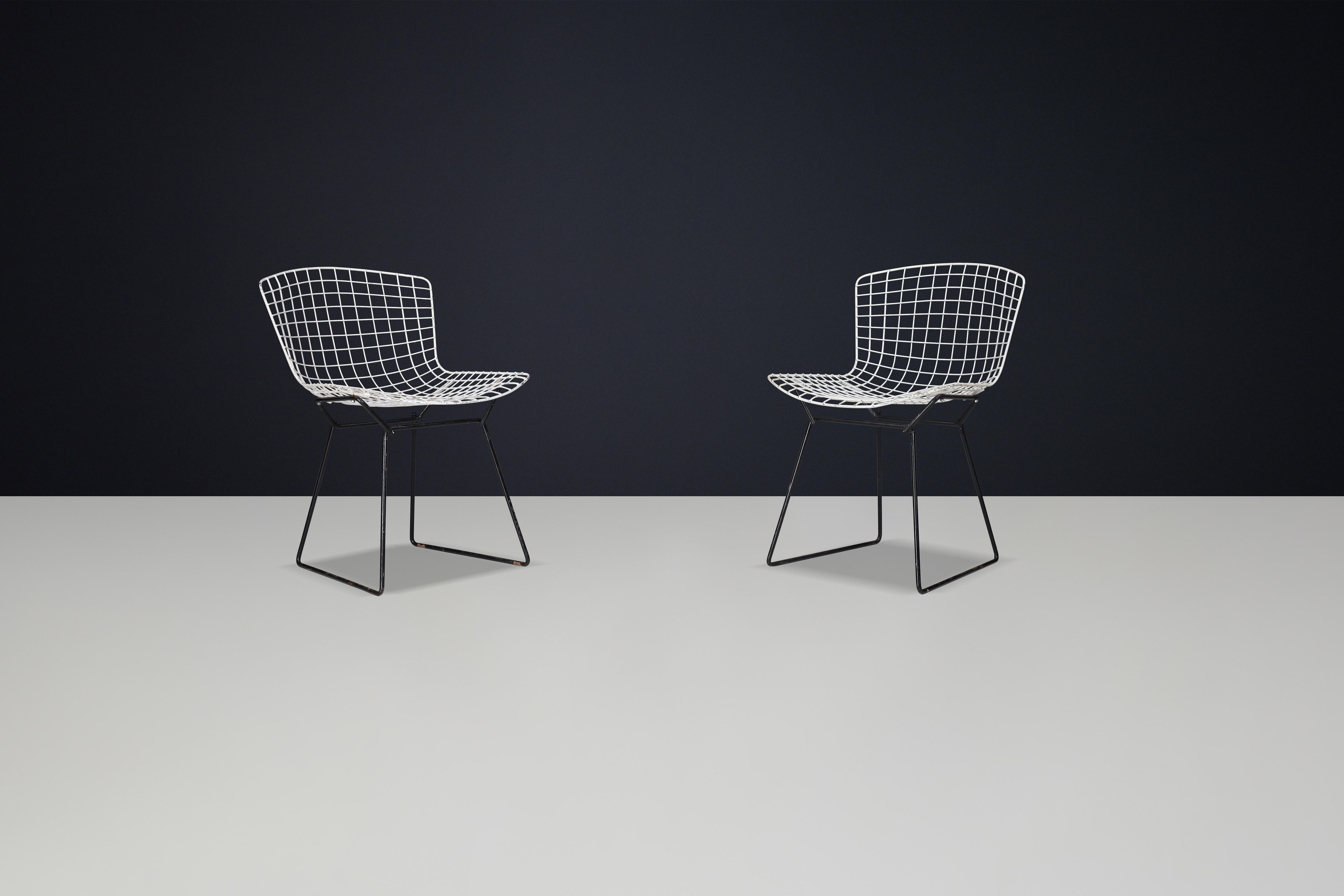 Pair of Two Mid-Century Knoll Bertoia Side Chairs, 1950s

This exquisite pair of Bertoia side chairs, designed in the 1950s, features a sophisticated construction of delicate steel rods meticulously interwoven and welded to form airy, sculptural