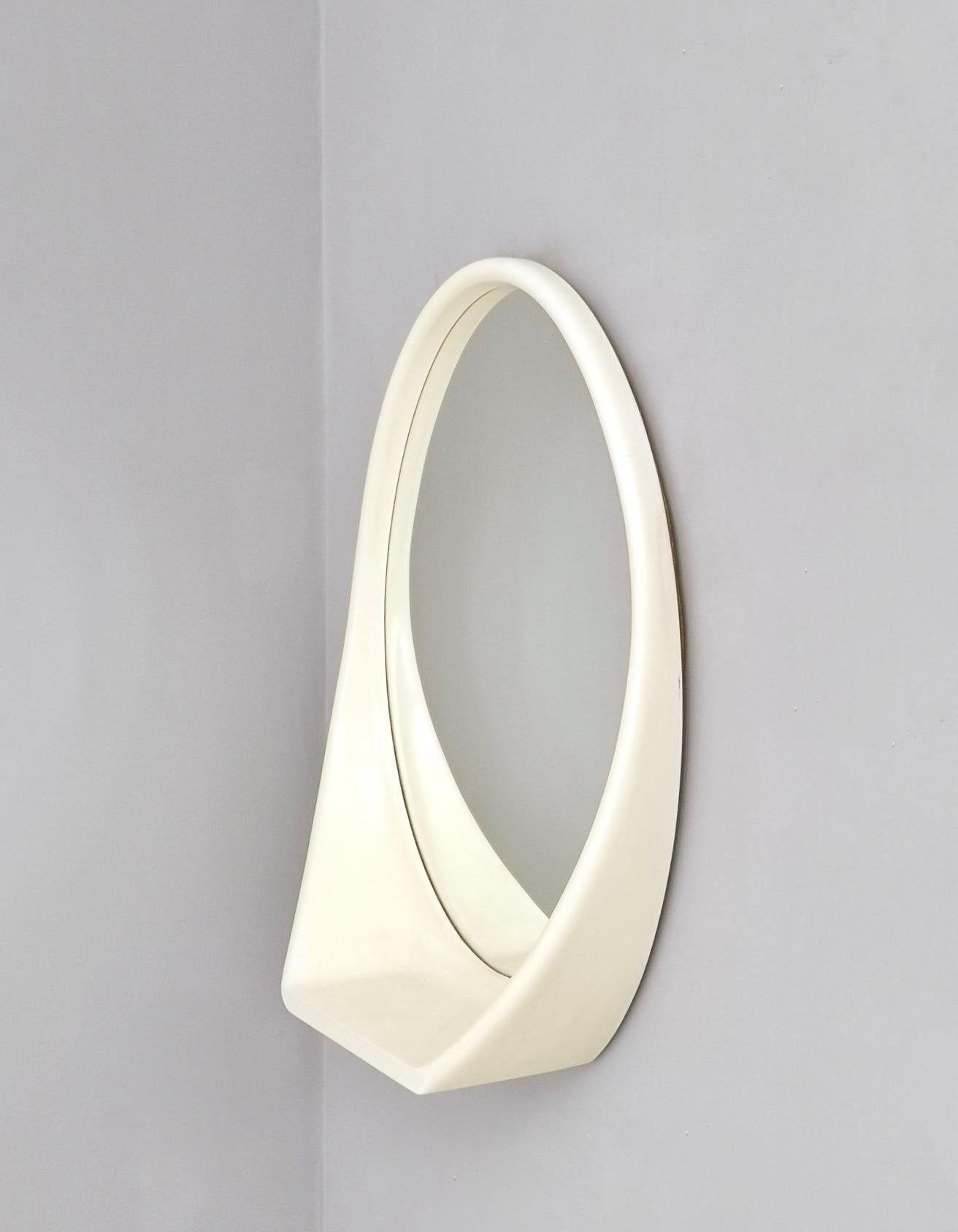 Pair of Postmodern White Lacquered Resin Wall Mirrors with Shelf, Italy In Good Condition In Bresso, Lombardy
