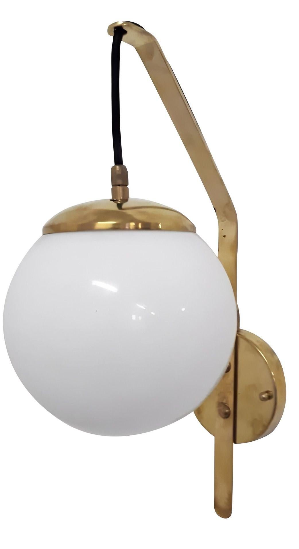 Elegante italienische Wandleuchten im Vintage-Stil mit glänzenden weißen Murano-Glaskugeln, die an eleganten Messingrahmen hängen. Diese in den 1960er Jahren in Italien gefertigten Wandleuchten verkörpern den raffinierten Stil der Jahrhundertmitte