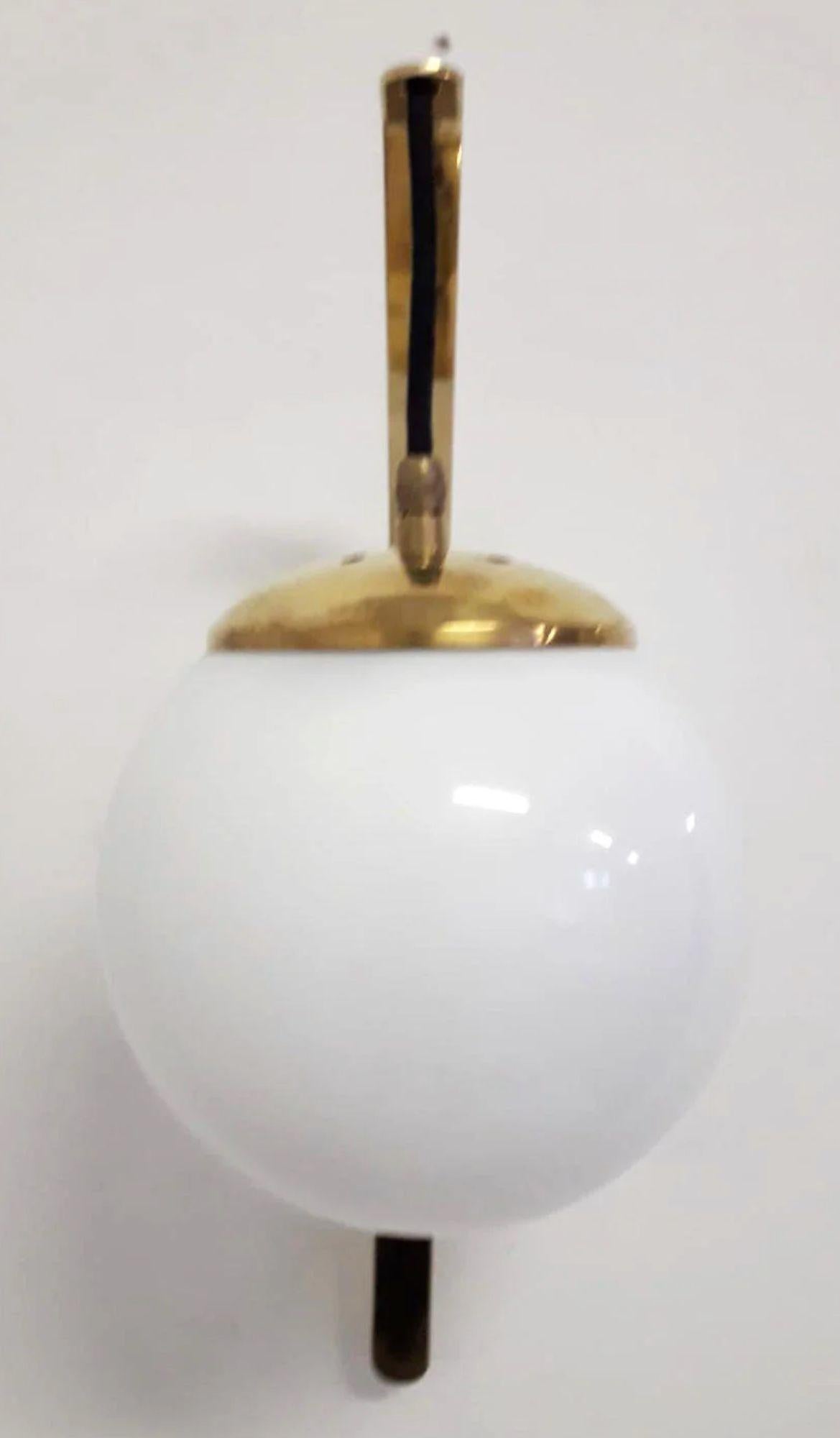 Zwei Wandleuchter aus weißem Murano-Glas und Messing aus der Jahrhundertmitte - Italien, CIRCA 1960er Jahre. im Angebot 2