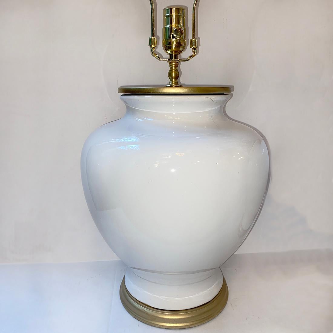 Paire de lampes en porcelaine blanche française des années 1960 avec des bases dorées.

Mesures :
Hauteur du corps : 23.5