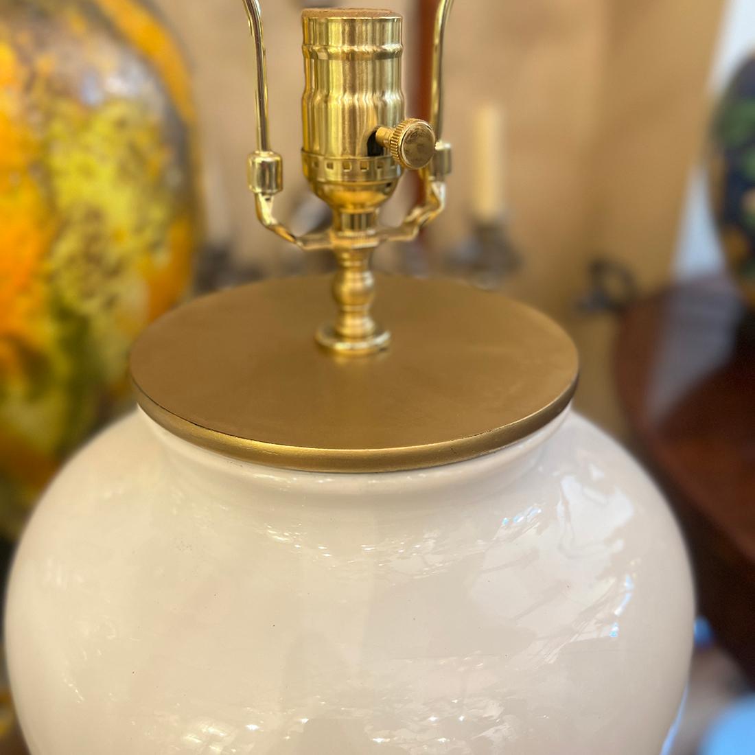 Français Paire de lampes en porcelaine blanche du Midcentury en vente