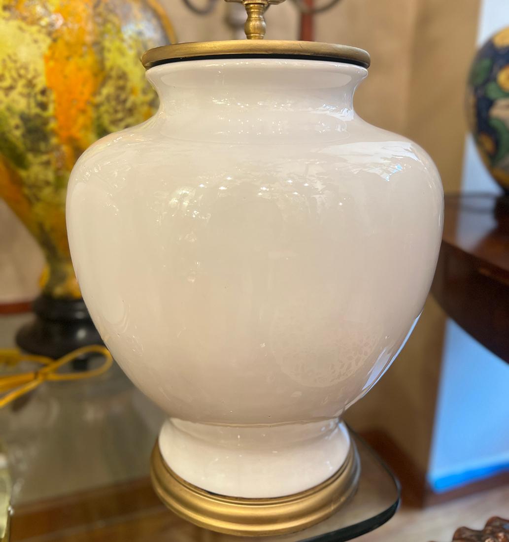Paire de lampes en porcelaine blanche du Midcentury Bon état - En vente à New York, NY