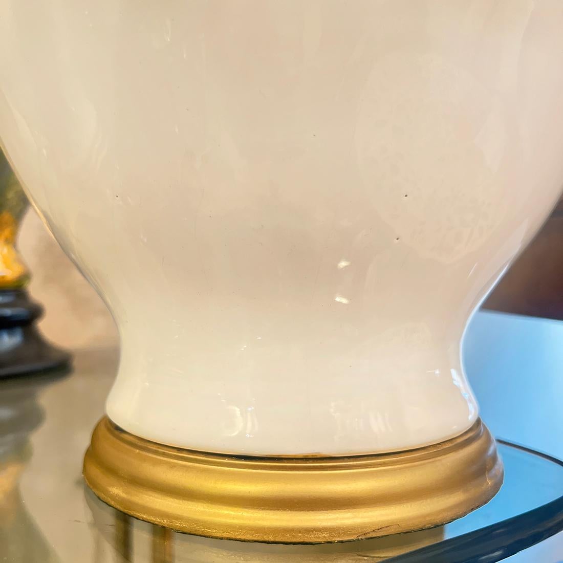 Milieu du XXe siècle Paire de lampes en porcelaine blanche du Midcentury en vente
