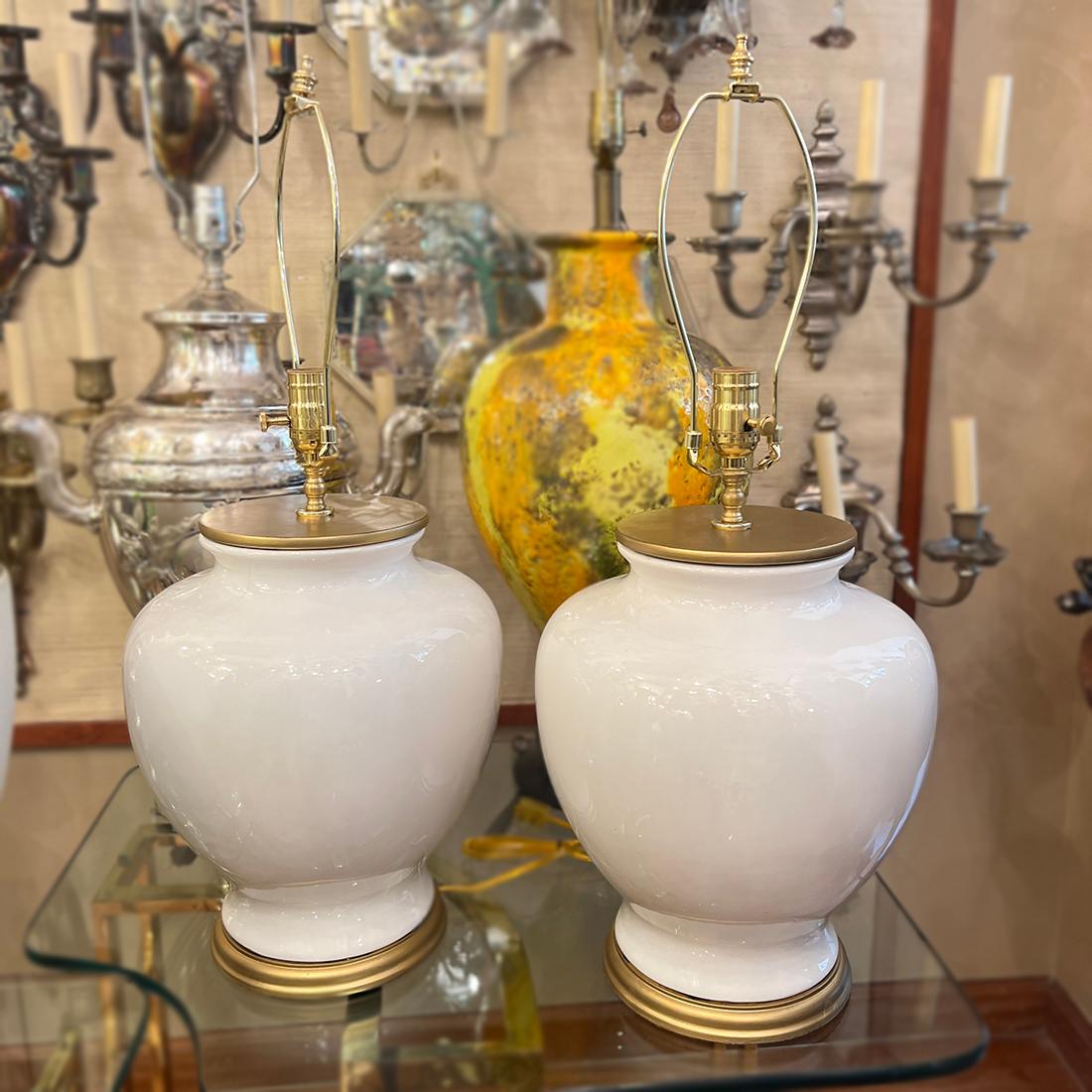 Porcelaine Paire de lampes en porcelaine blanche du Midcentury en vente