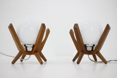 Coppia di lampade da tavolo di design in legno del Medioevo "razzi", anni '70