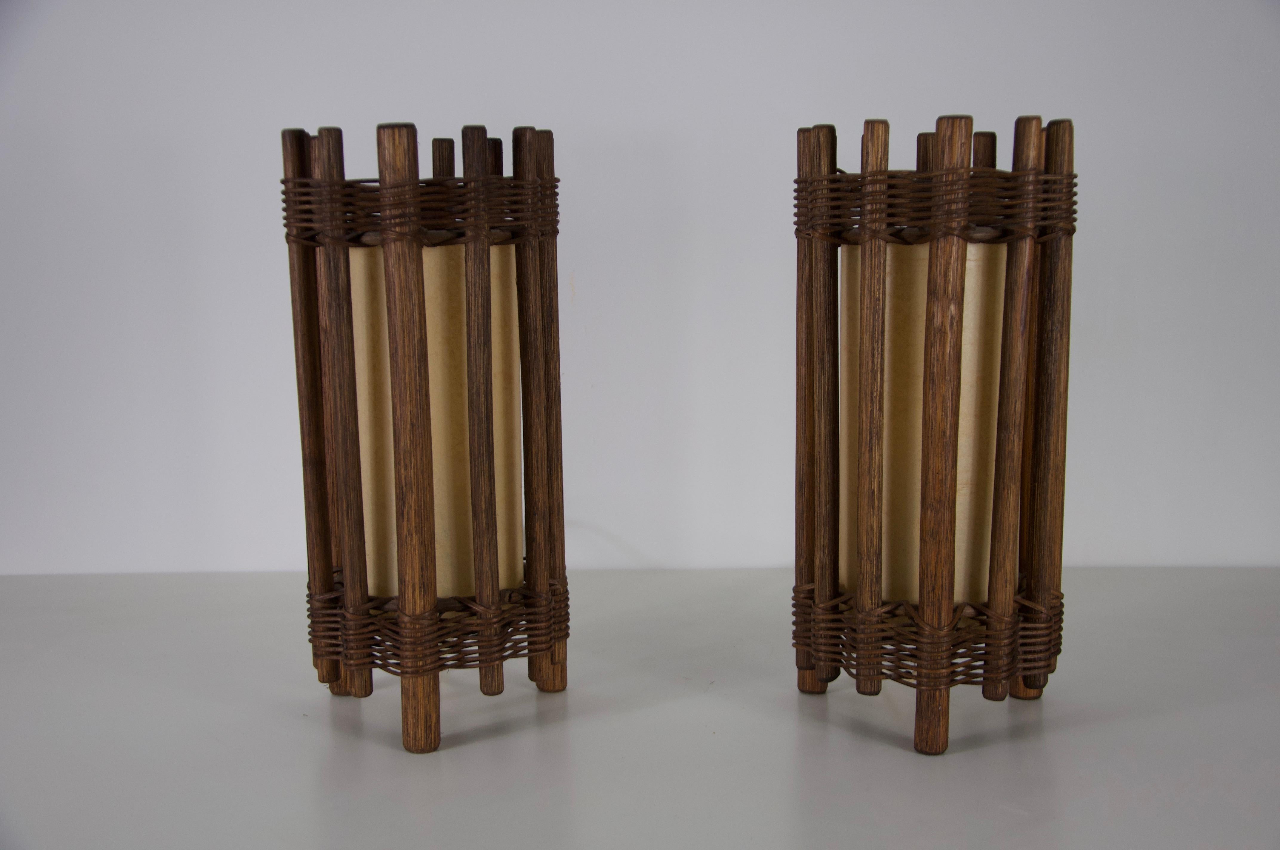 Mid-Century Modern Paire de lampes de table en bois du milieu du siècle dans le style de The, vers 1970 en vente