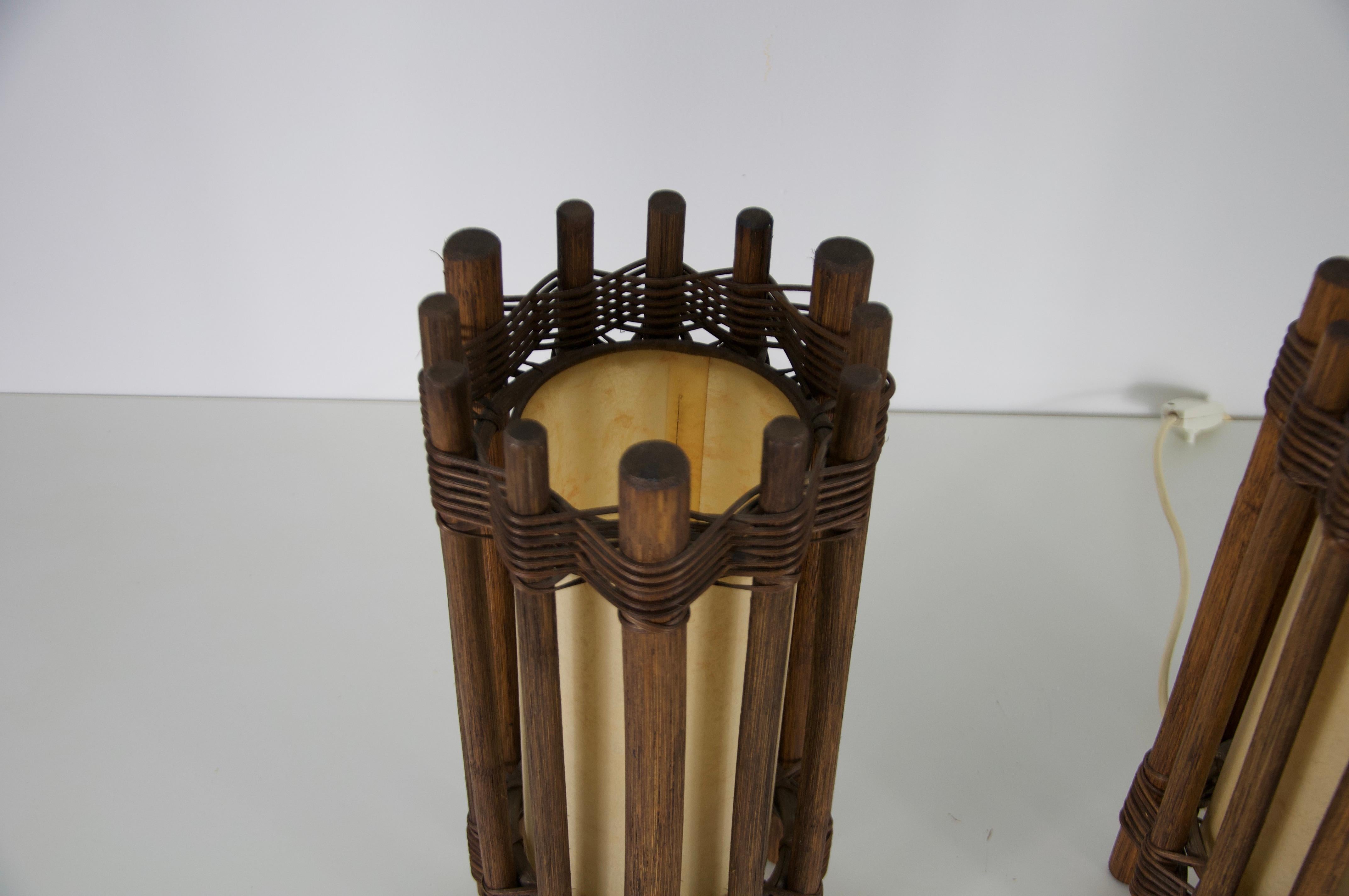 Suisse Paire de lampes de table en bois du milieu du siècle dans le style de The, vers 1970 en vente