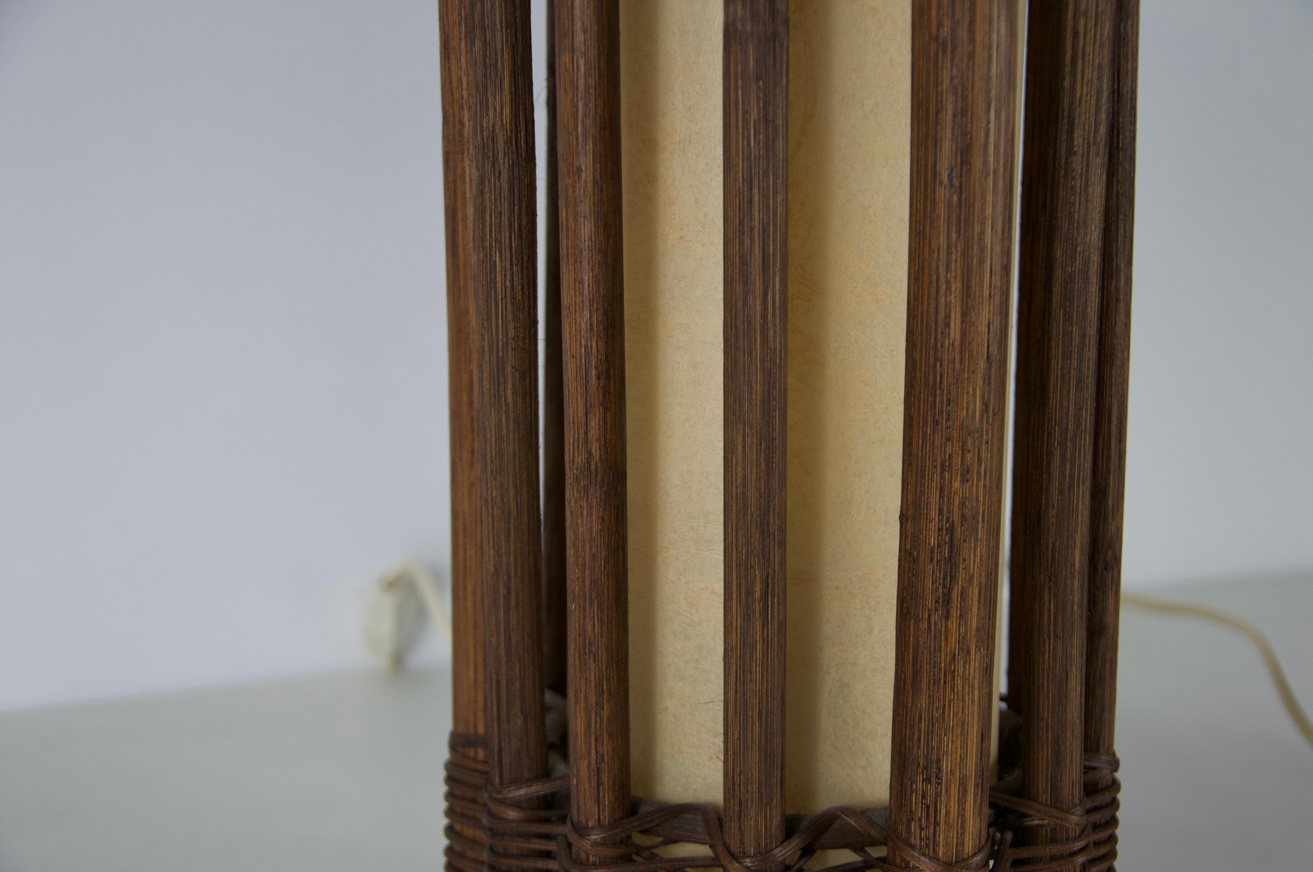 Paire de lampes de table en bois du milieu du siècle dans le style de The, vers 1970 en vente 2