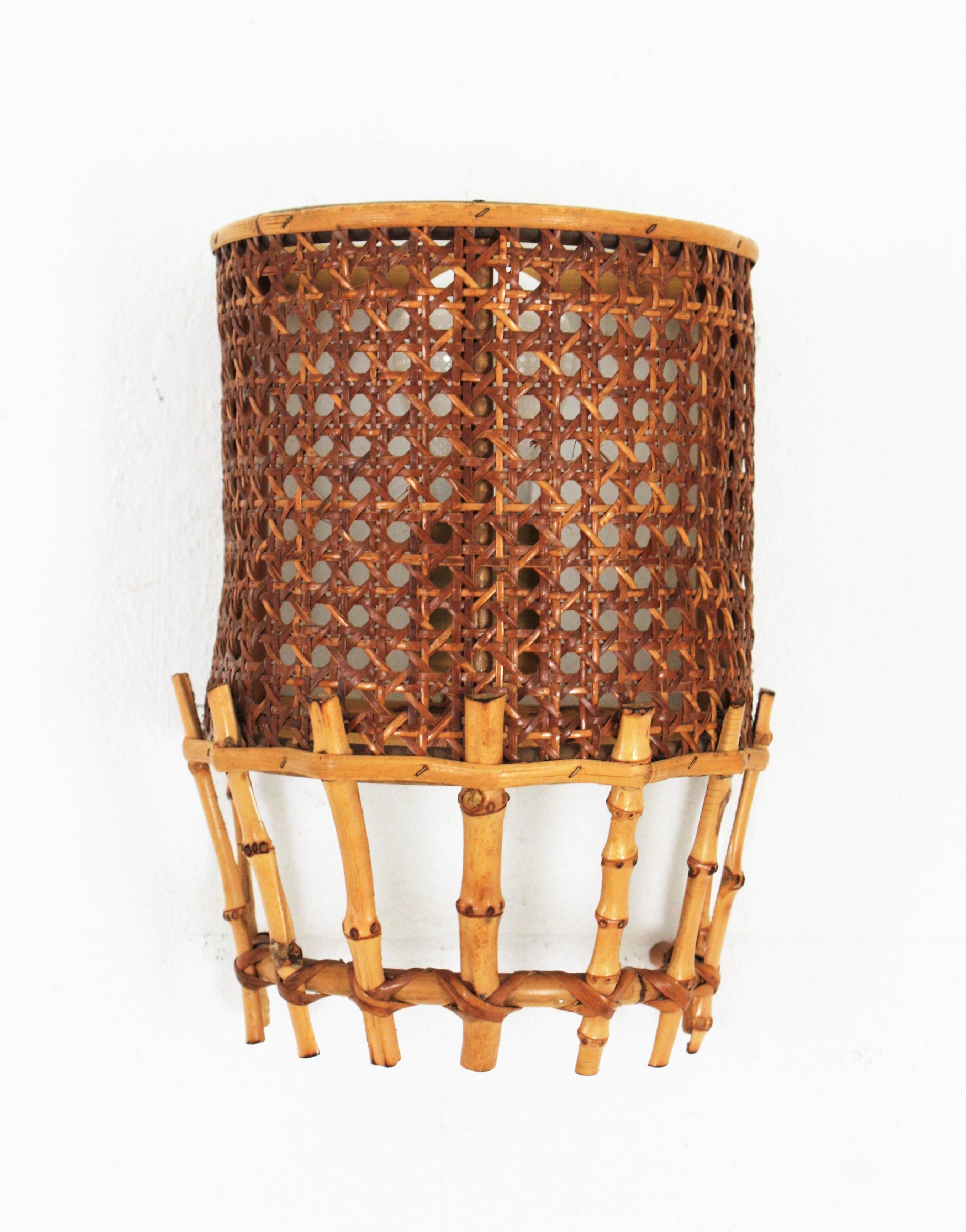 Pair of Midcentury Woven Wicker Weave and Bamboo Wall Sconces In Good Condition For Sale In Barcelona, ES