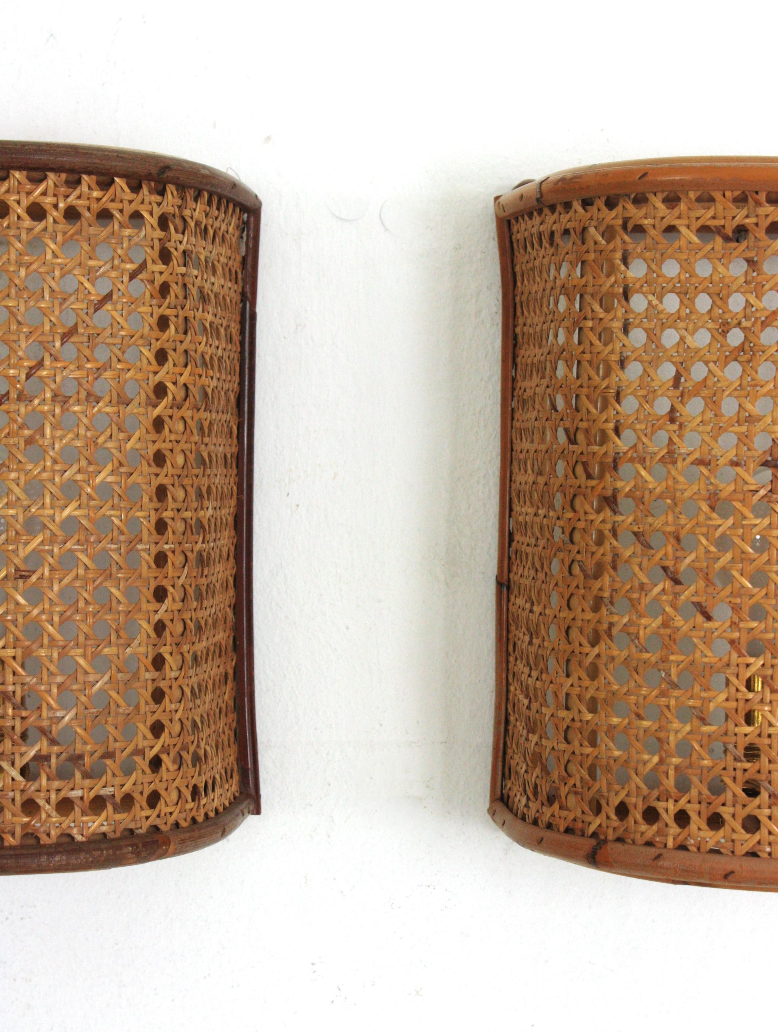 Coppia di lampade da parete in vimini intrecciato e rattan del Medioevo, Italia 1960 in vendita 2