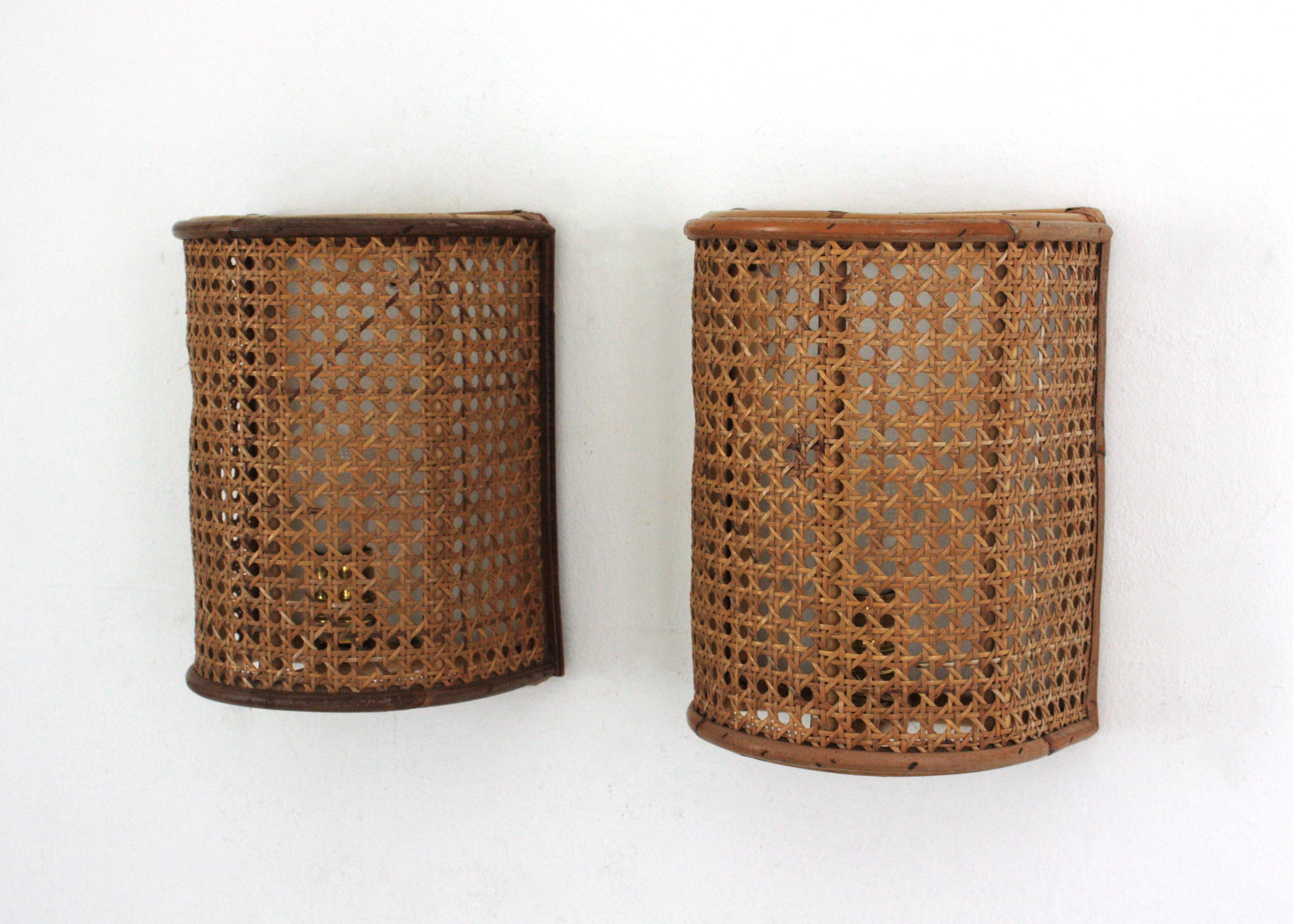 Coppia di lampade da parete in vimini intrecciato e rattan del Medioevo, Italia 1960 in vendita 3