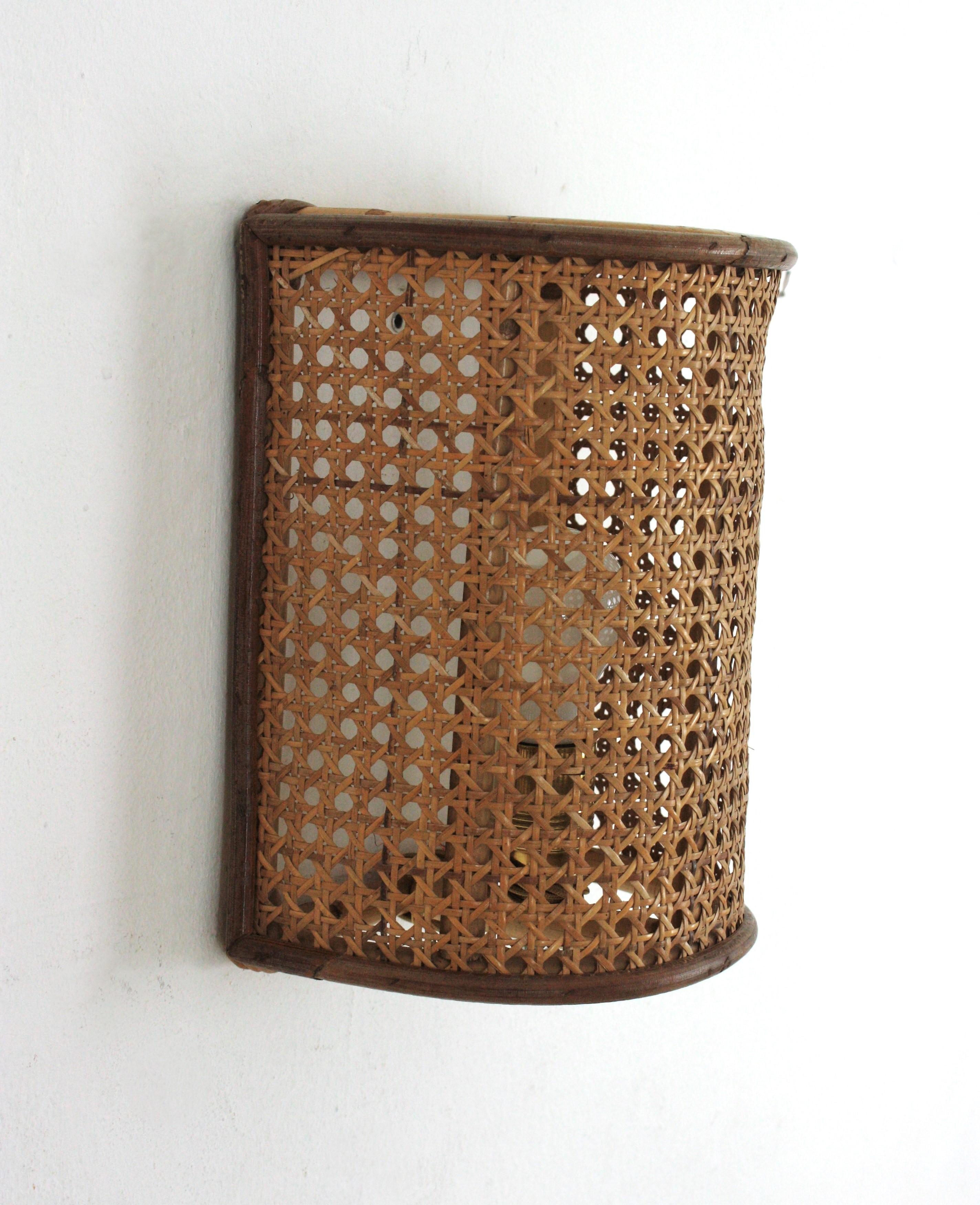 Coppia di lampade da parete in vimini intrecciato e rattan del Medioevo, Italia 1960 in vendita 4