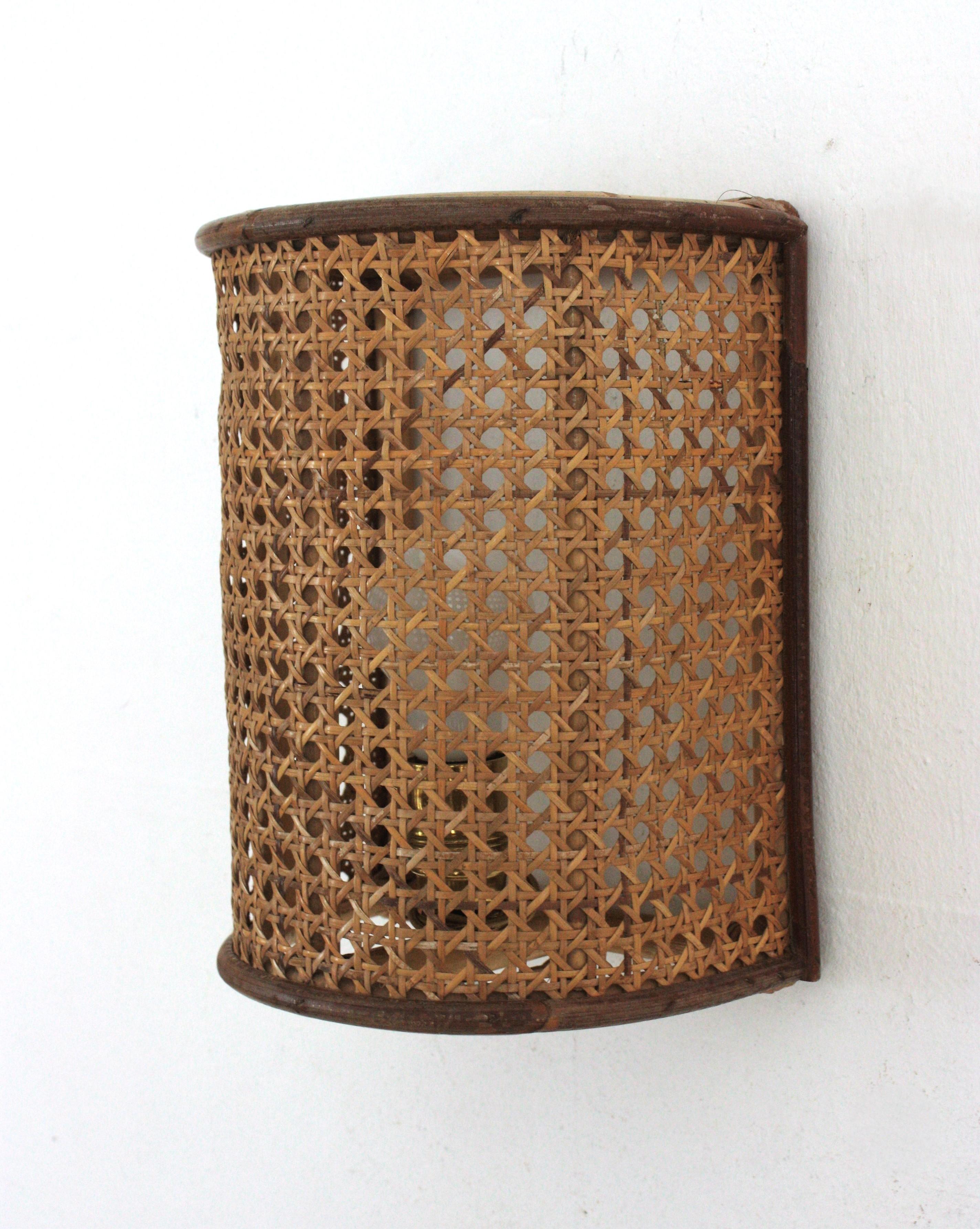 Coppia di lampade da parete in vimini intrecciato e rattan del Medioevo, Italia 1960 in vendita 5
