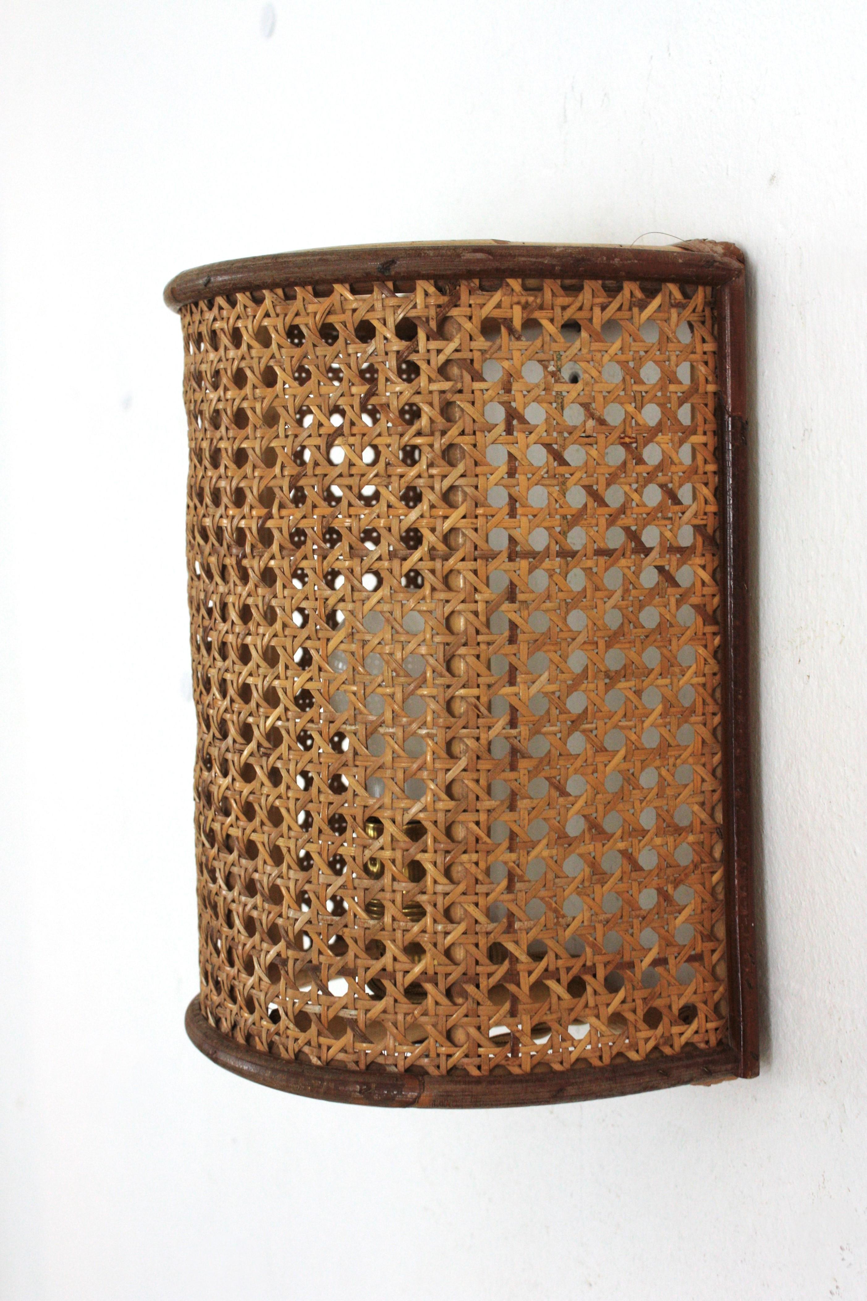 Coppia di lampade da parete in vimini intrecciato e rattan del Medioevo, Italia 1960 in vendita 6