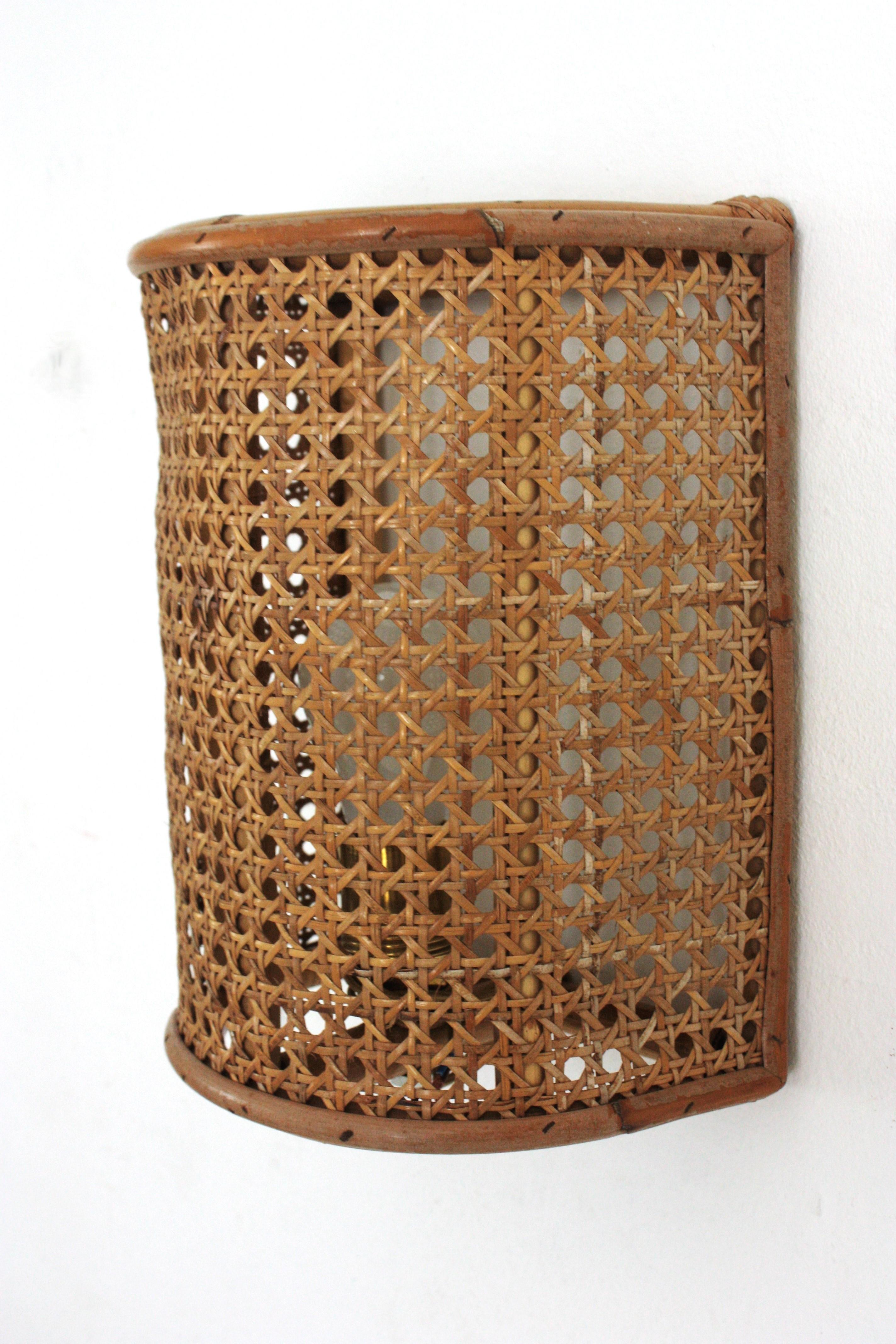 Coppia di lampade da parete in vimini intrecciato e rattan del Medioevo, Italia 1960 in vendita 7