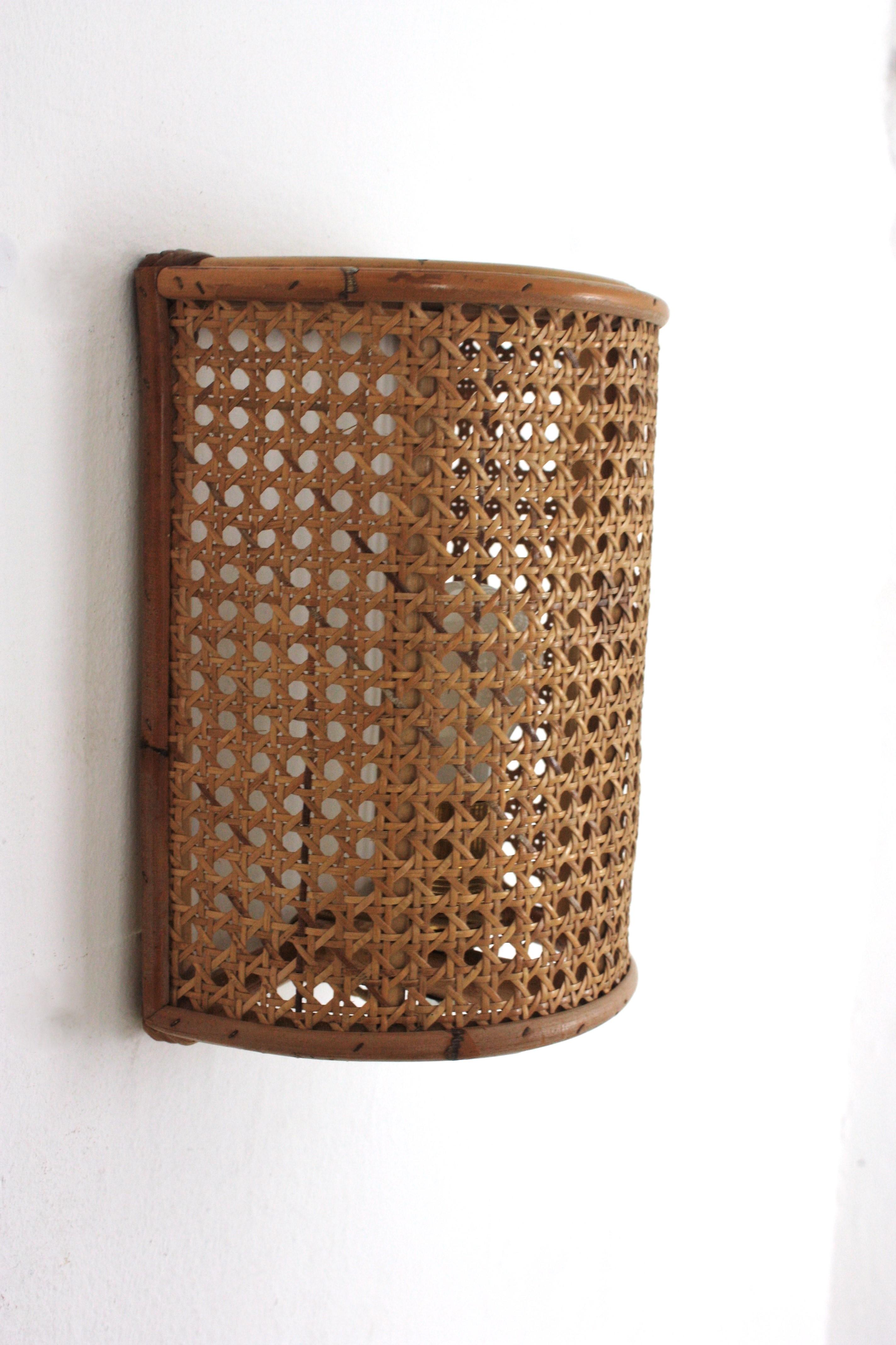 Coppia di lampade da parete in vimini intrecciato e rattan del Medioevo, Italia 1960 in vendita 8