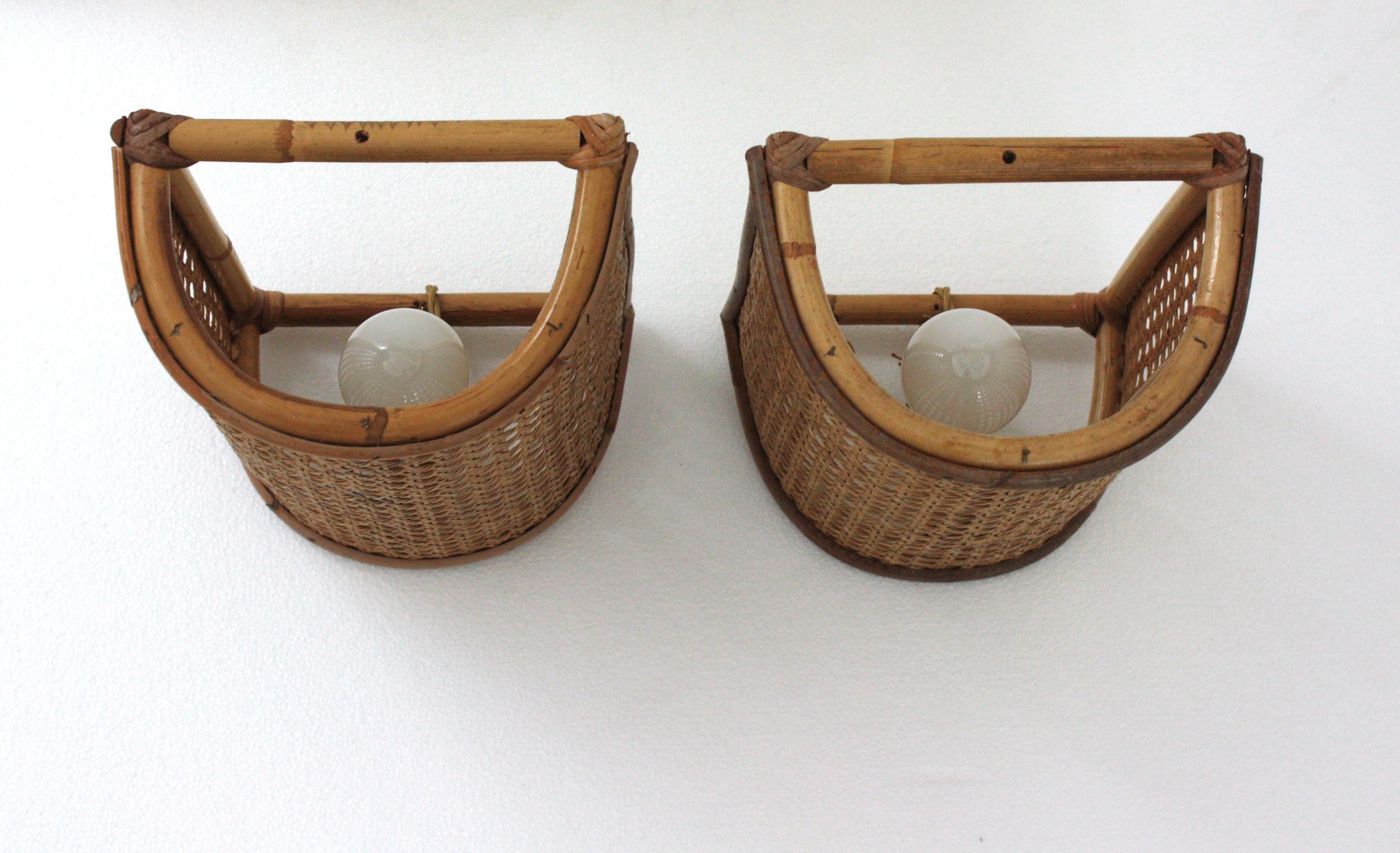 Coppia di lampade da parete in vimini intrecciato e rattan del Medioevo, Italia 1960 in vendita 9