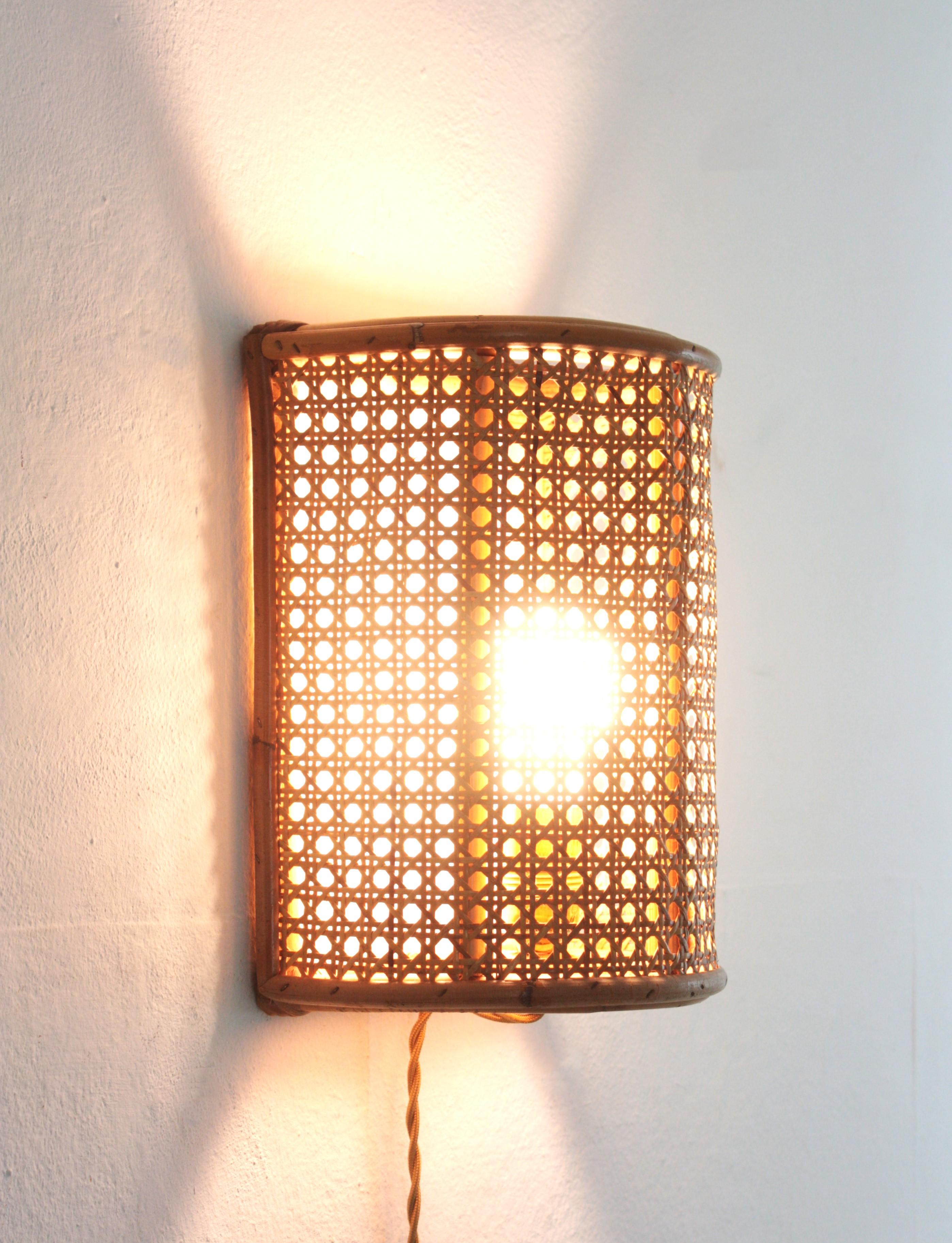 Coppia di lampade da parete in vimini intrecciato e rattan del Medioevo, Italia 1960 in vendita 11