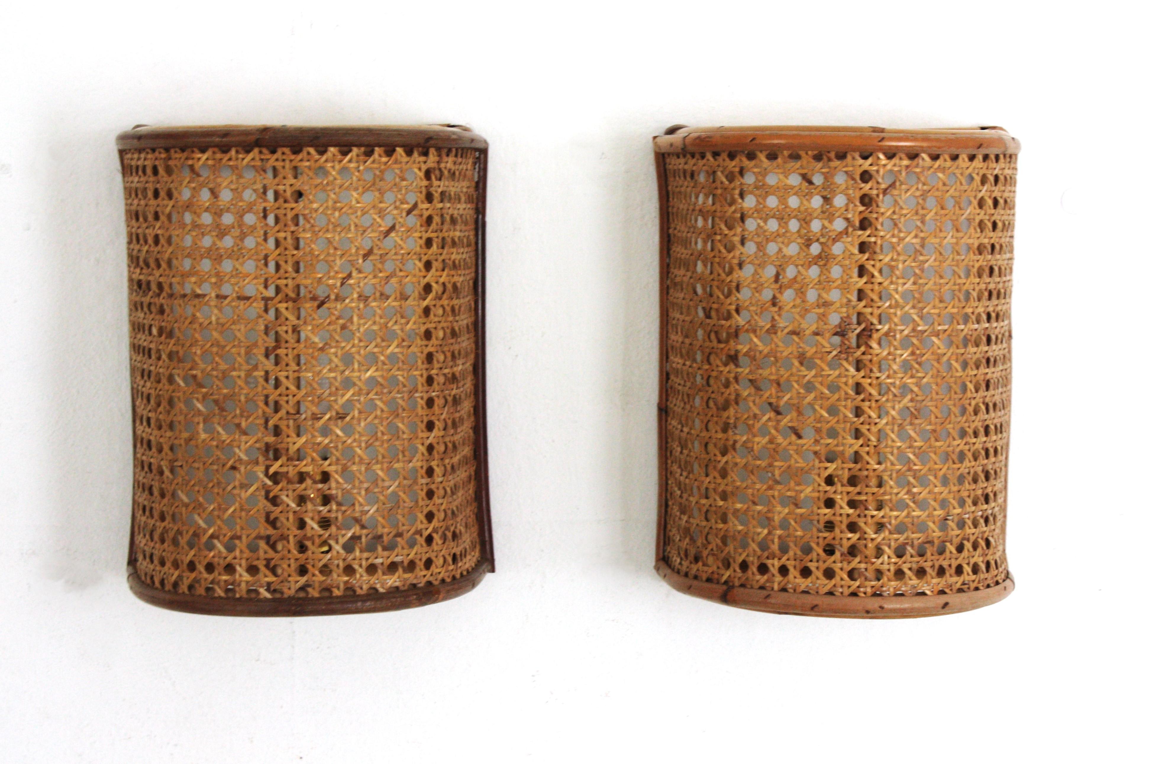 Mid-Century moderno Coppia di lampade da parete in vimini intrecciato e rattan del Medioevo, Italia 1960 in vendita
