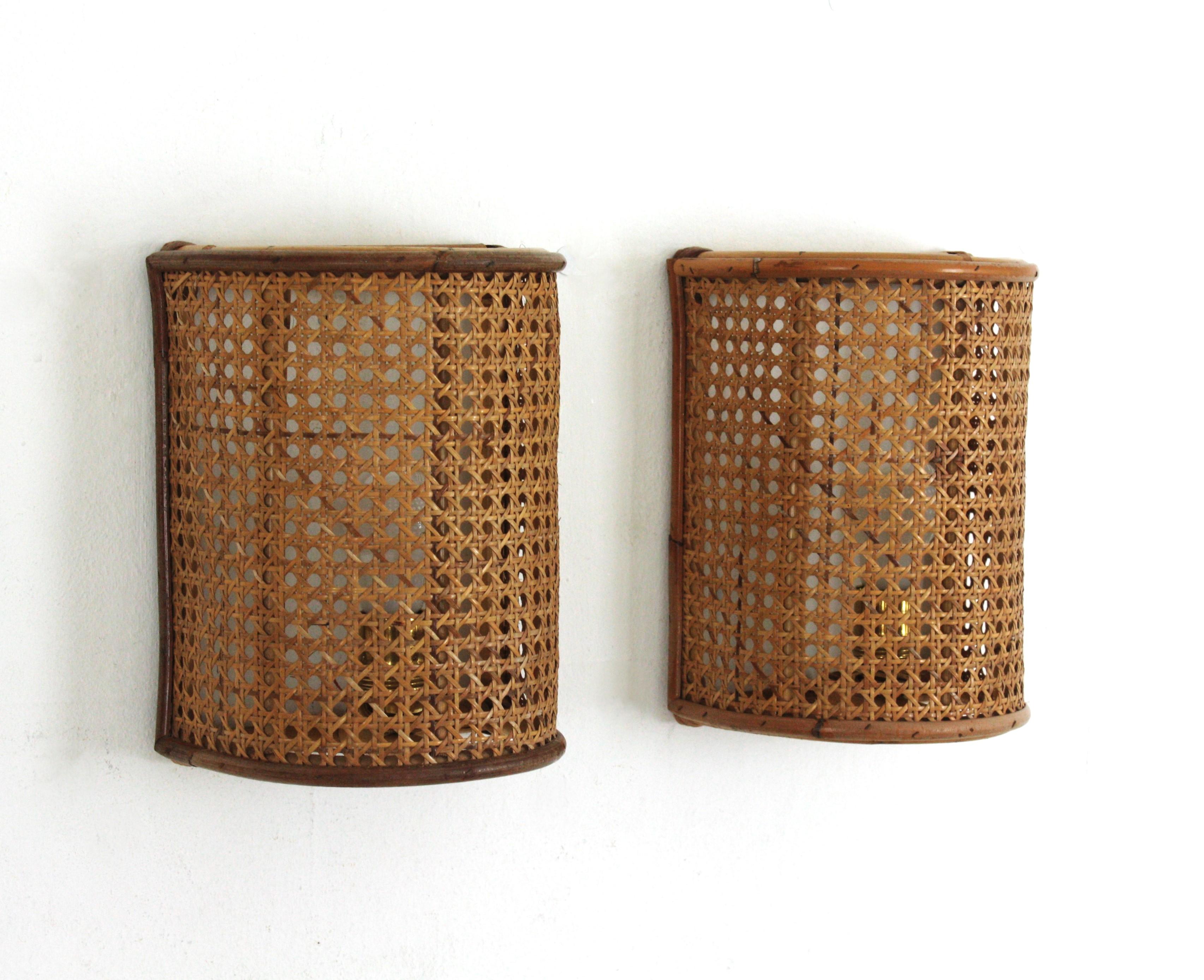 Italiano Coppia di lampade da parete in vimini intrecciato e rattan del Medioevo, Italia 1960 in vendita