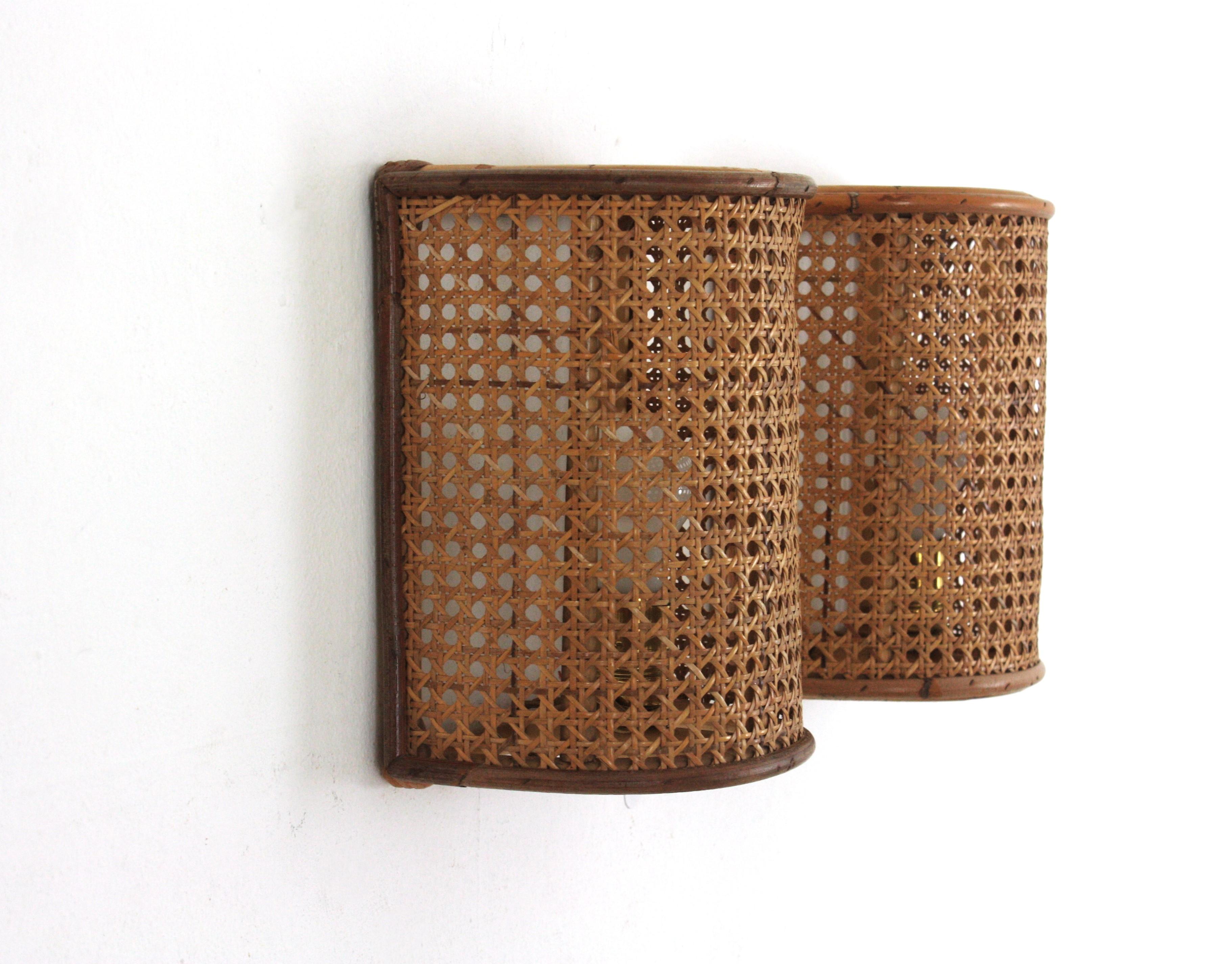Coppia di lampade da parete in vimini intrecciato e rattan del Medioevo, Italia 1960 In condizioni buone in vendita a Barcelona, ES