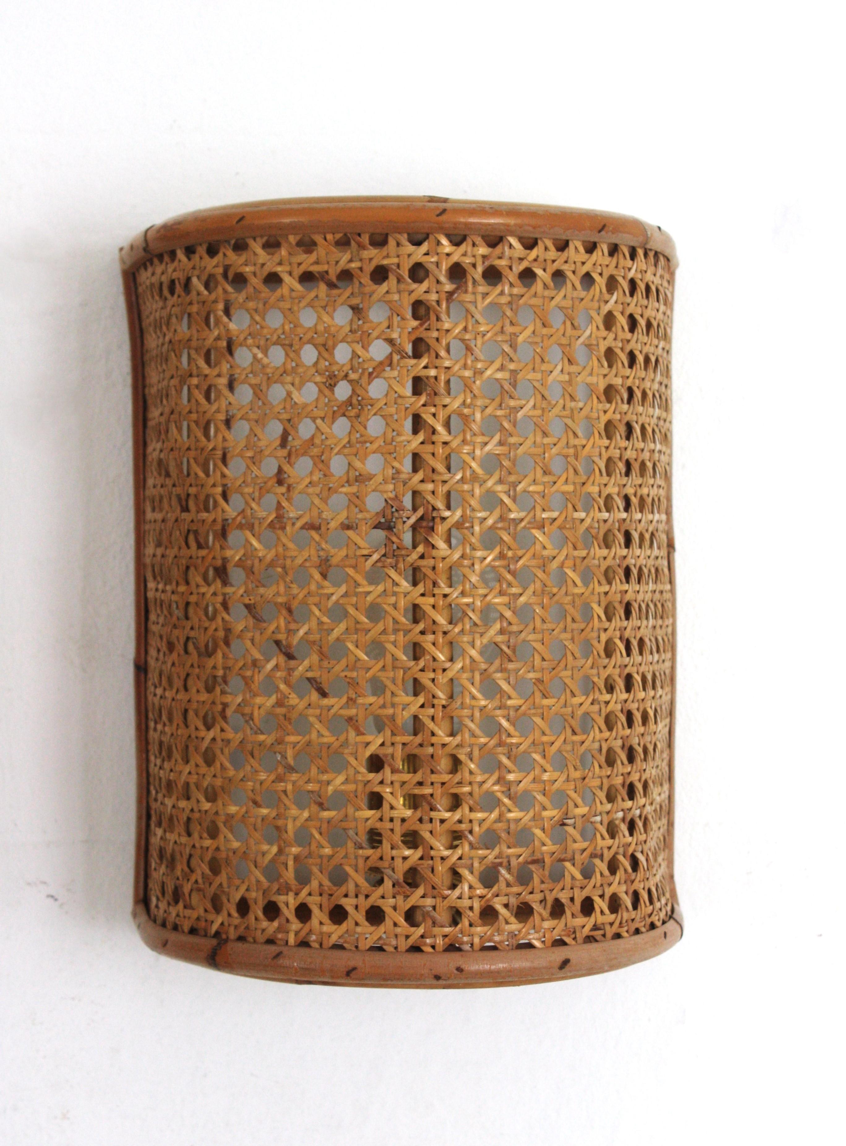 XX secolo Coppia di lampade da parete in vimini intrecciato e rattan del Medioevo, Italia 1960 in vendita