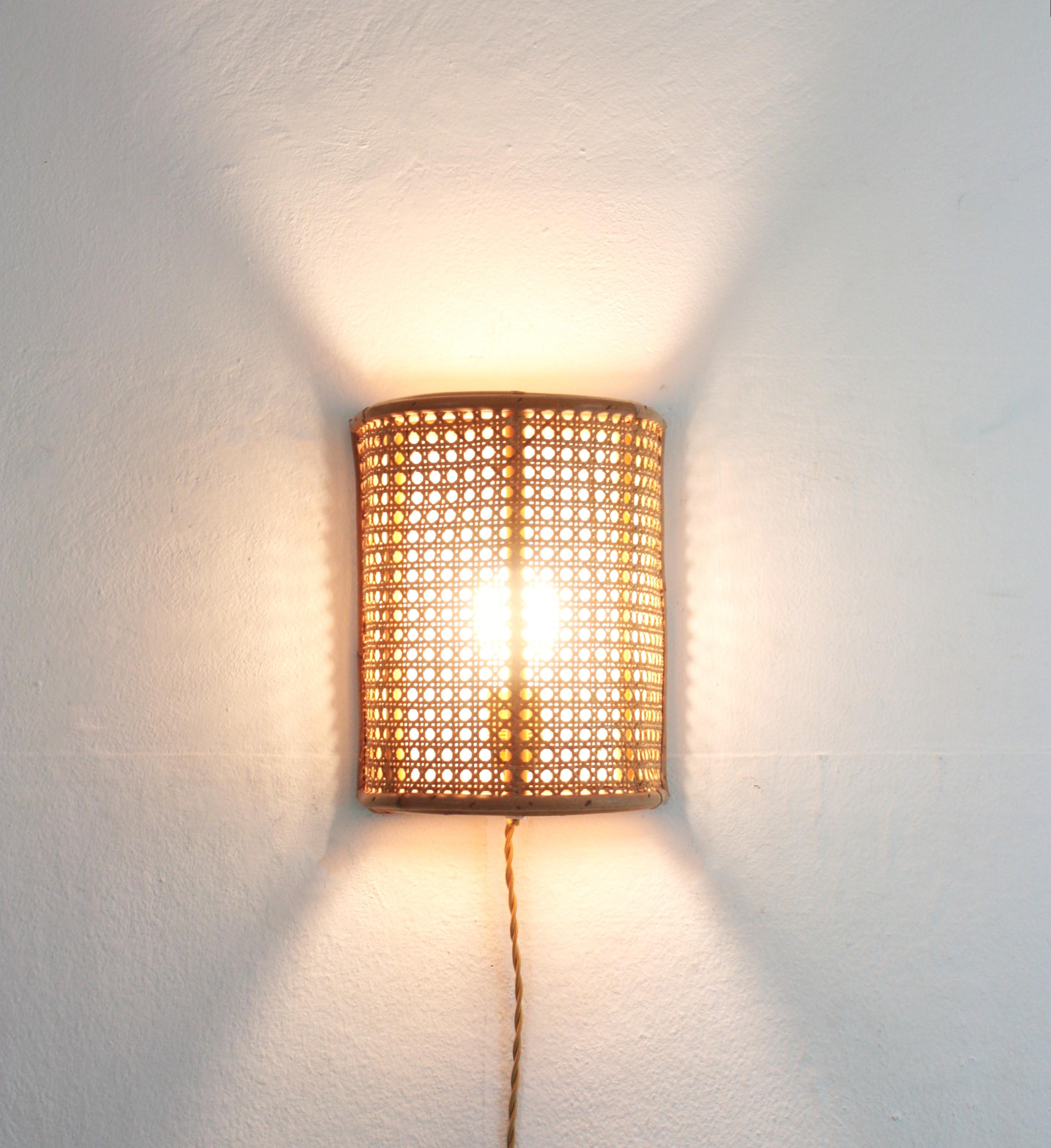 Rattan Coppia di lampade da parete in vimini intrecciato e rattan del Medioevo, Italia 1960 in vendita