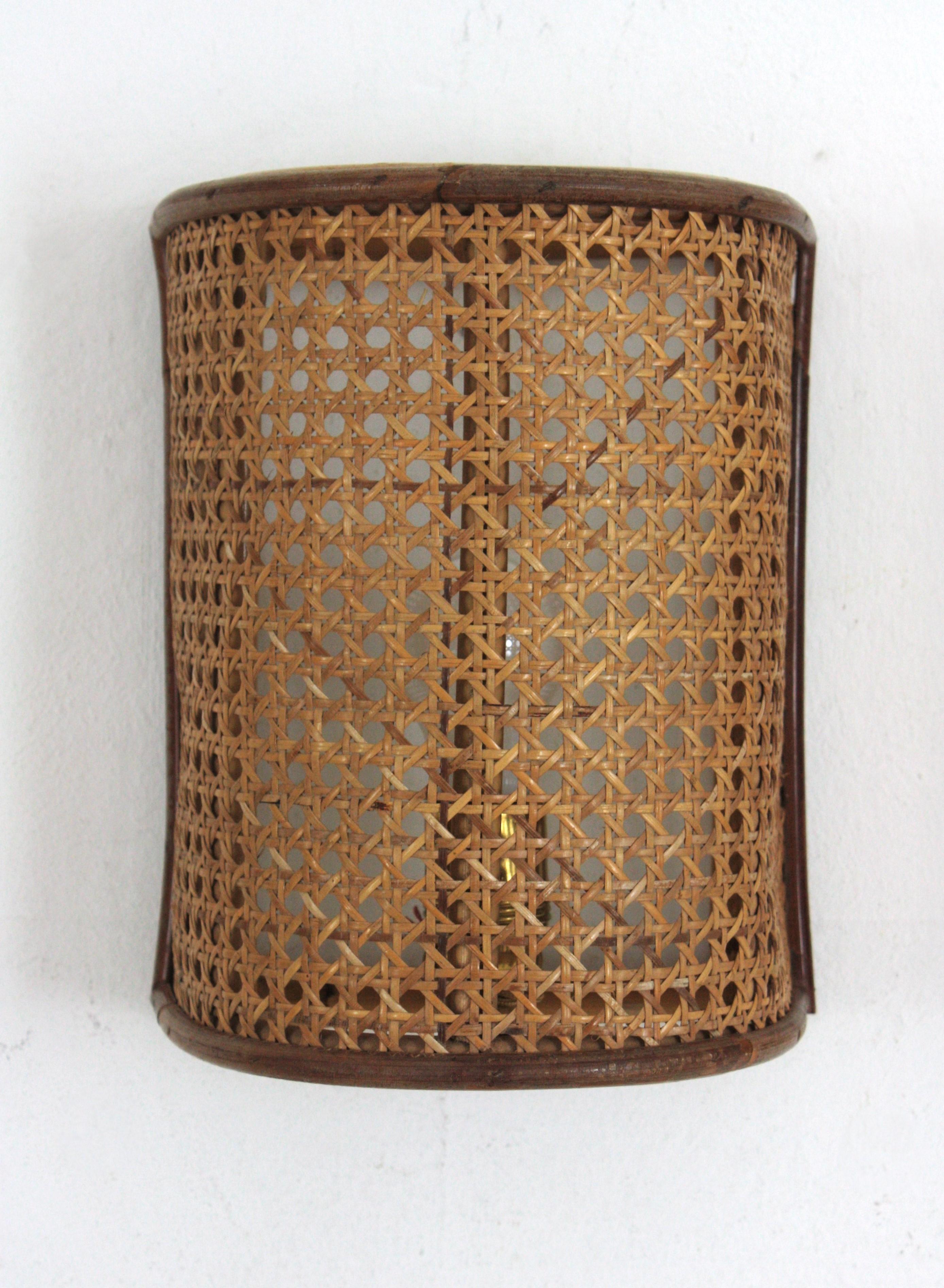 Coppia di lampade da parete in vimini intrecciato e rattan del Medioevo, Italia 1960 in vendita 1