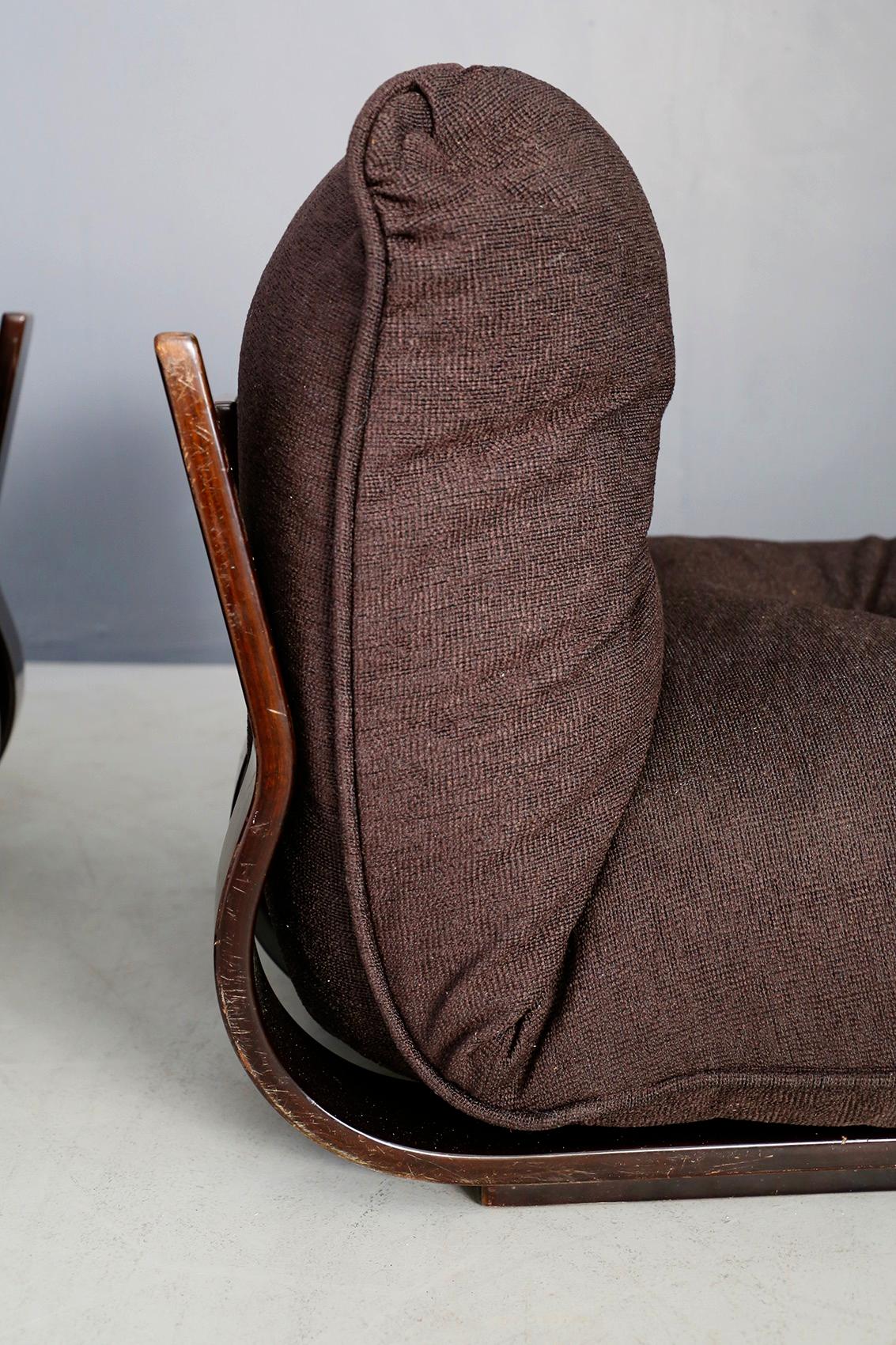 Pair of armchairs from the 1970s of Frigerio. The armchairs have been re-lined in chestnut-coloured Italian cotton fabric. The peculiarity of the cushions are its large round buttons that give an aesthetic of modernity to the seat. Its structure is