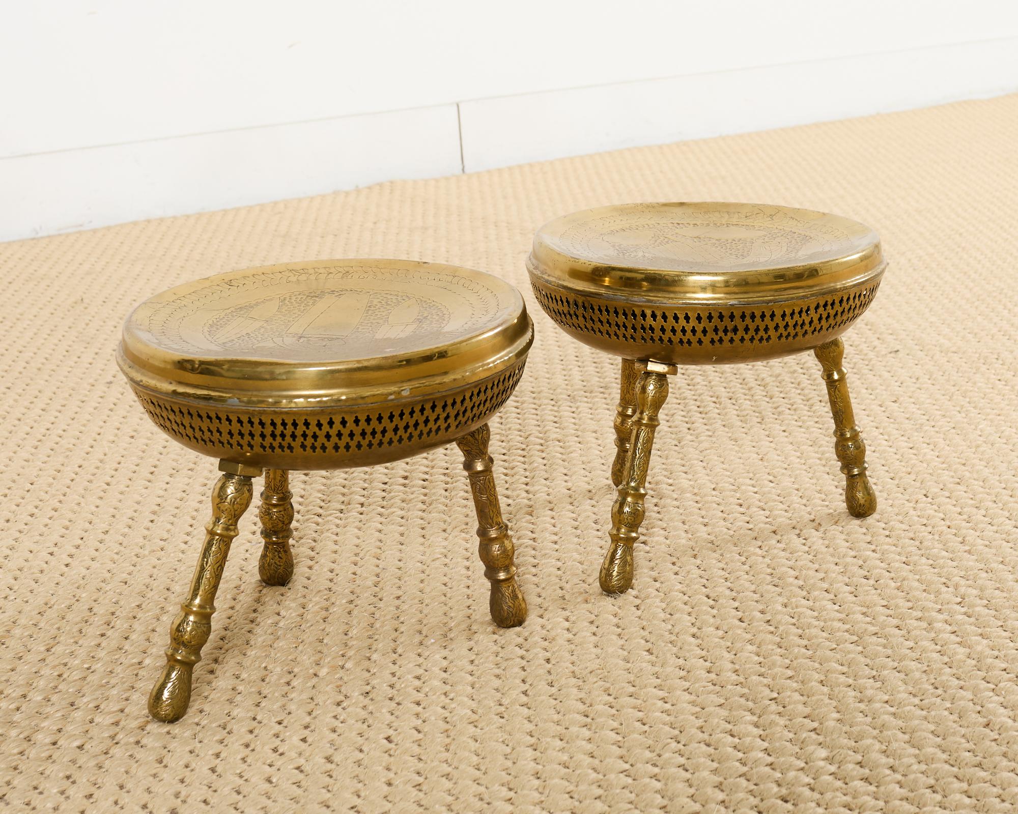 20ième siècle Paire de tabourets mauresques du Moyen-Orient en laiton percé en vente