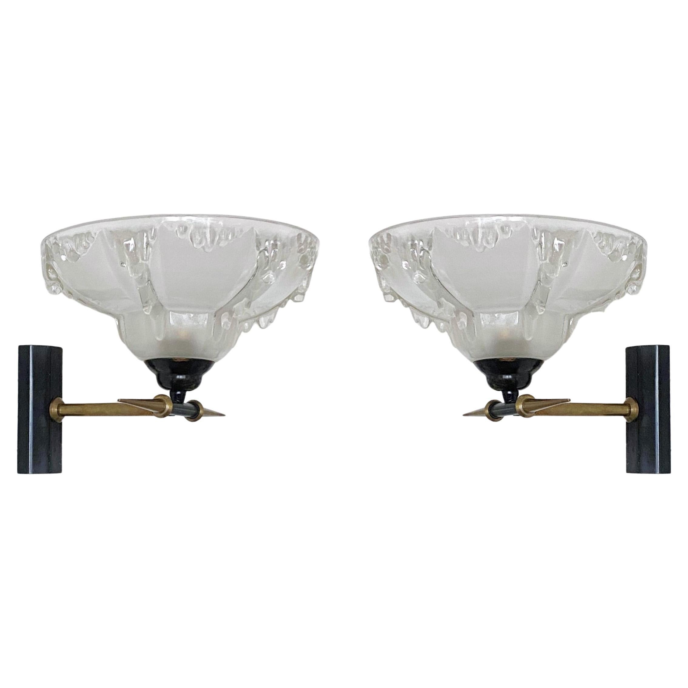 A very elegant Mid-Century Modern pair of wall sconces by Ezan, France, 1950s, signed. With large art glass cups and brushed brass parcel black painted mounts. Each sconce with one bajonett bulb socket.
Measures: Weidth 8