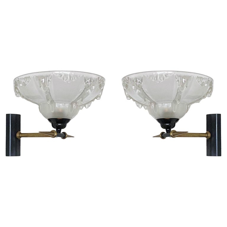A very elegant Mid-Century Modern pair of wall sconces by Ezan, France, 1950s, signed. With large art glass cups and brushed brass parcel black painted mounts. Each sconce with one bajonett bulb socket.
Measures: Weidth 8