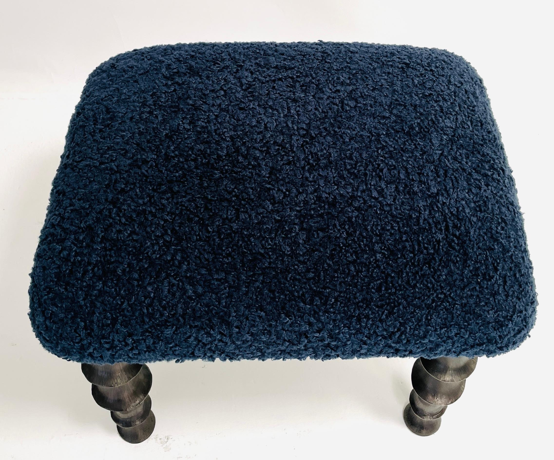Paire de tabourets St Paul en bouclé bleu nuit en vente 3