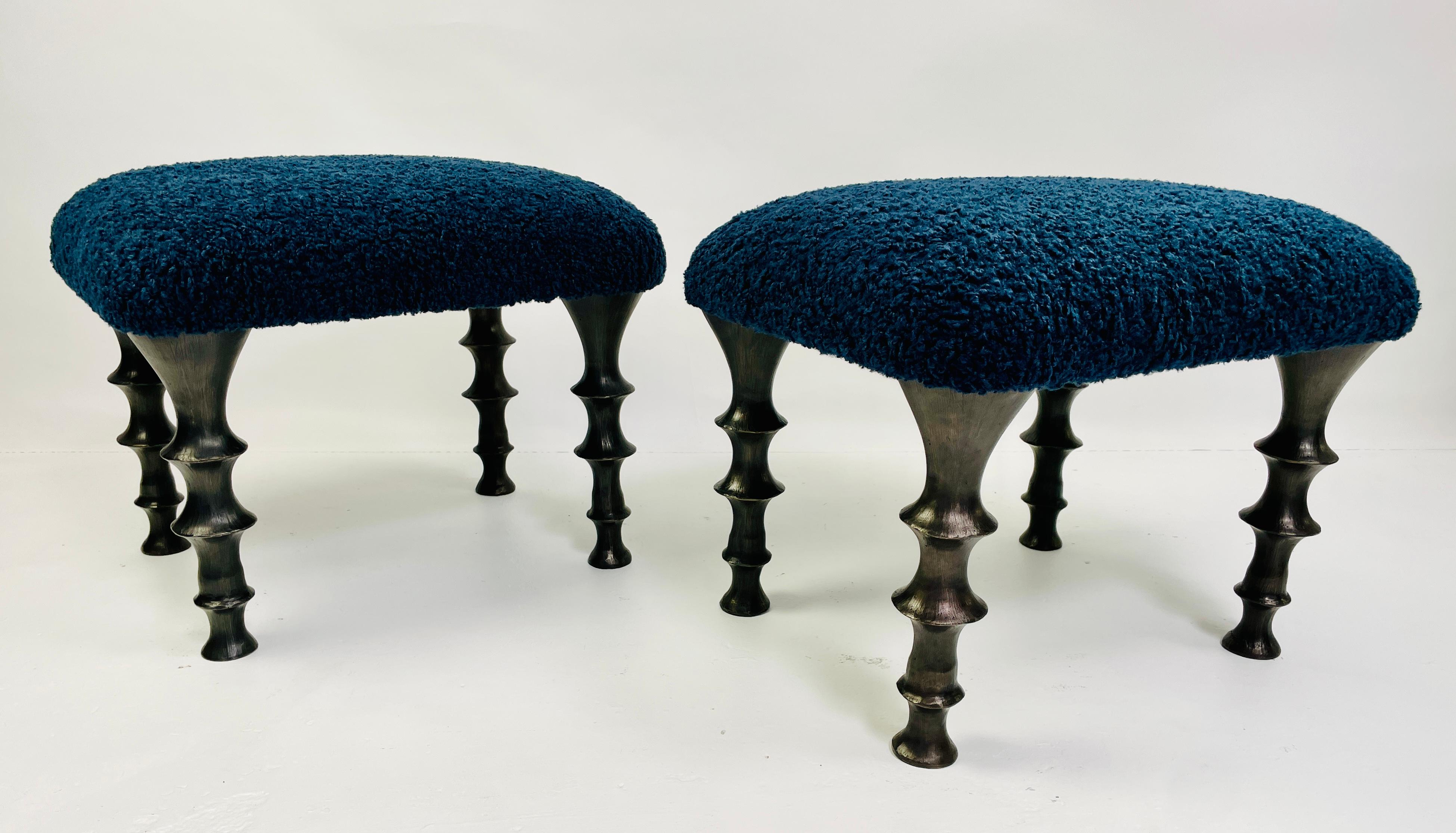 Paire de tabourets St Paul en bouclé bleu nuit en vente 4