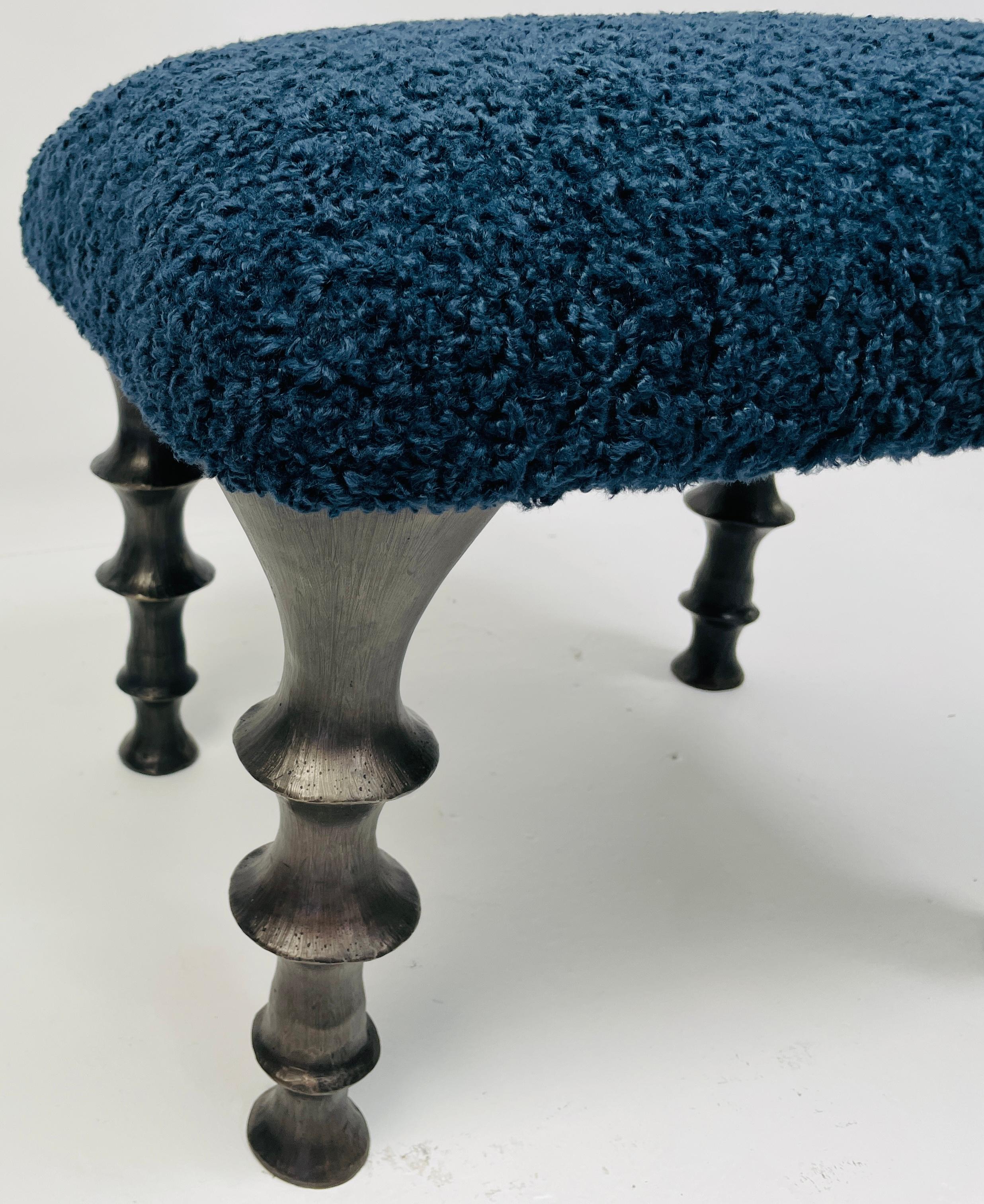 XXIe siècle et contemporain Paire de tabourets St Paul en bouclé bleu nuit en vente