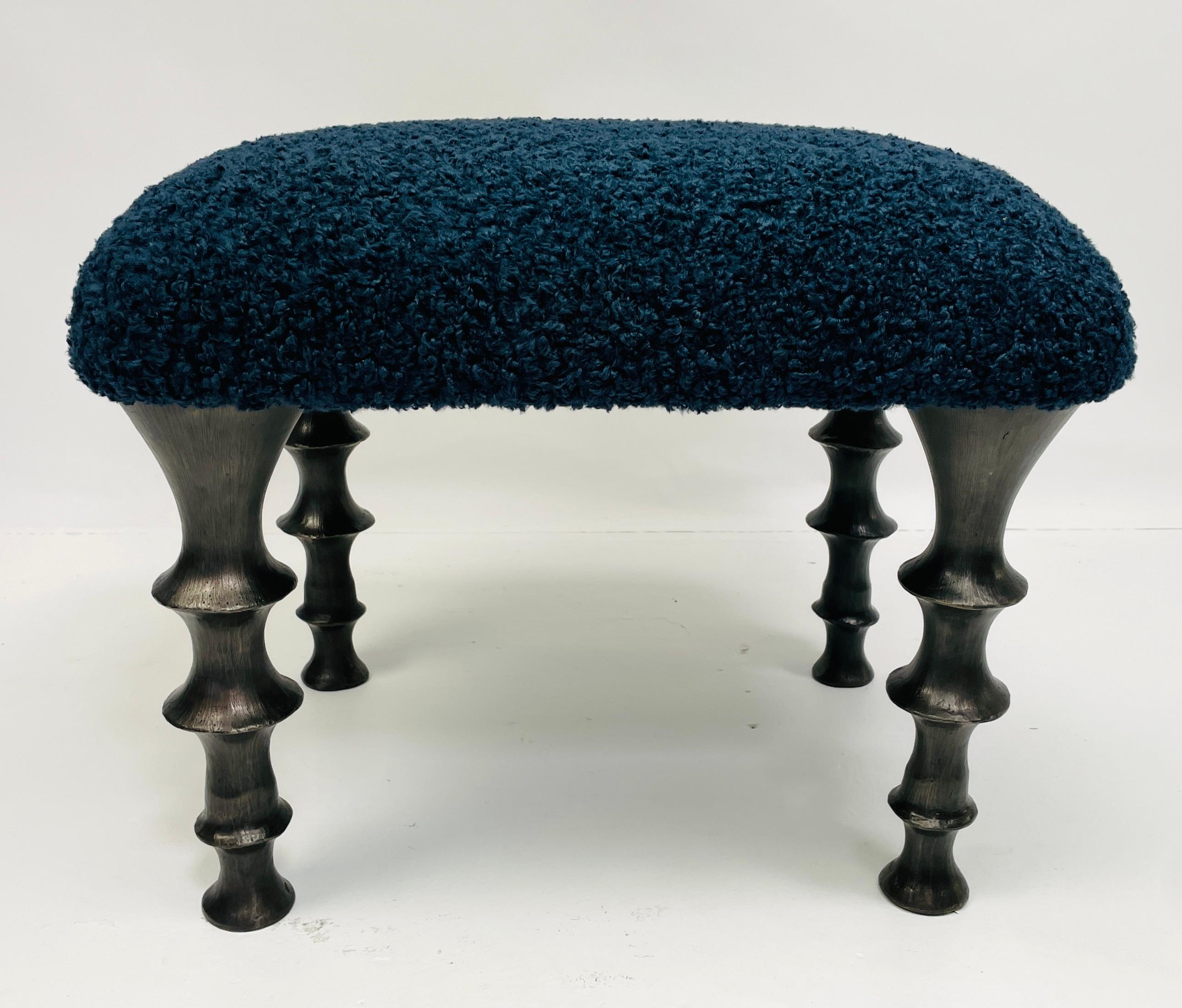 Paire de tabourets St Paul en bouclé bleu nuit en vente 1