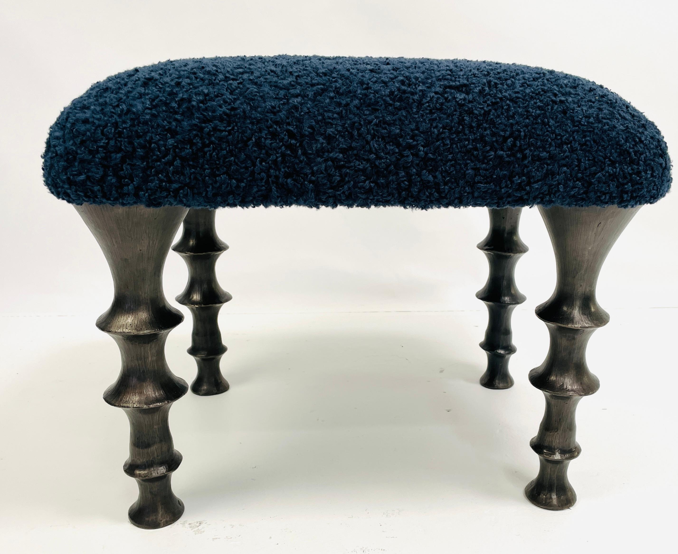 Paire de tabourets St Paul en bouclé bleu nuit en vente 2