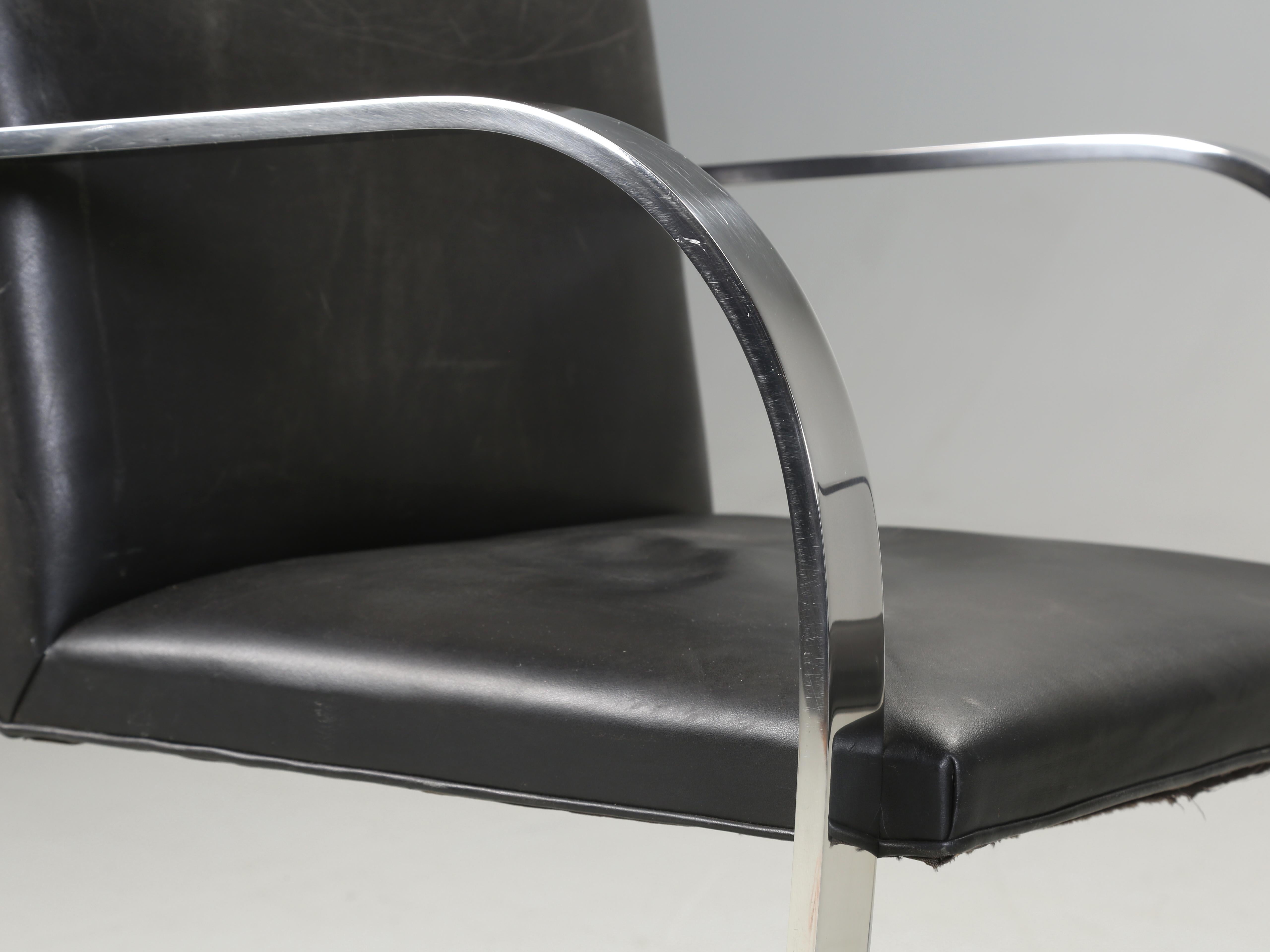 Paire de chaises Mies van der Rohe Brno Flat Bar en cuir noir c1960 non restaurées en vente 2